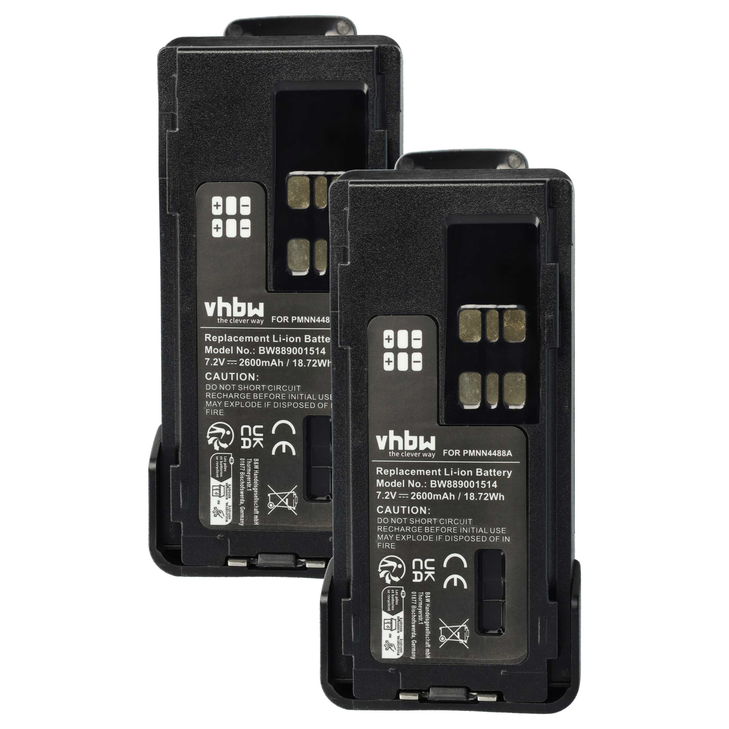 Zwei schwarze rechteckige Batterien mit Etiketten. Eines ist leicht hinter dem anderen. Etiketten zeigen Text und Symbole.