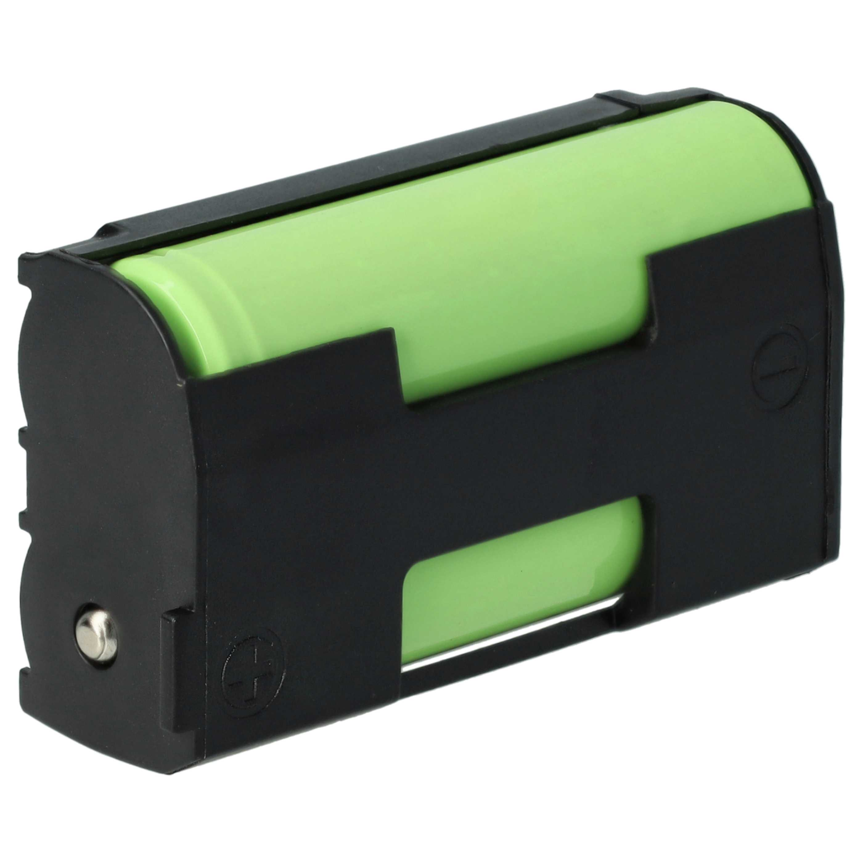 Eine grüne Batteriezelle in einem schwarzen Kunststoffhalter. Der Halter hat Öffnungen und Markierungen.