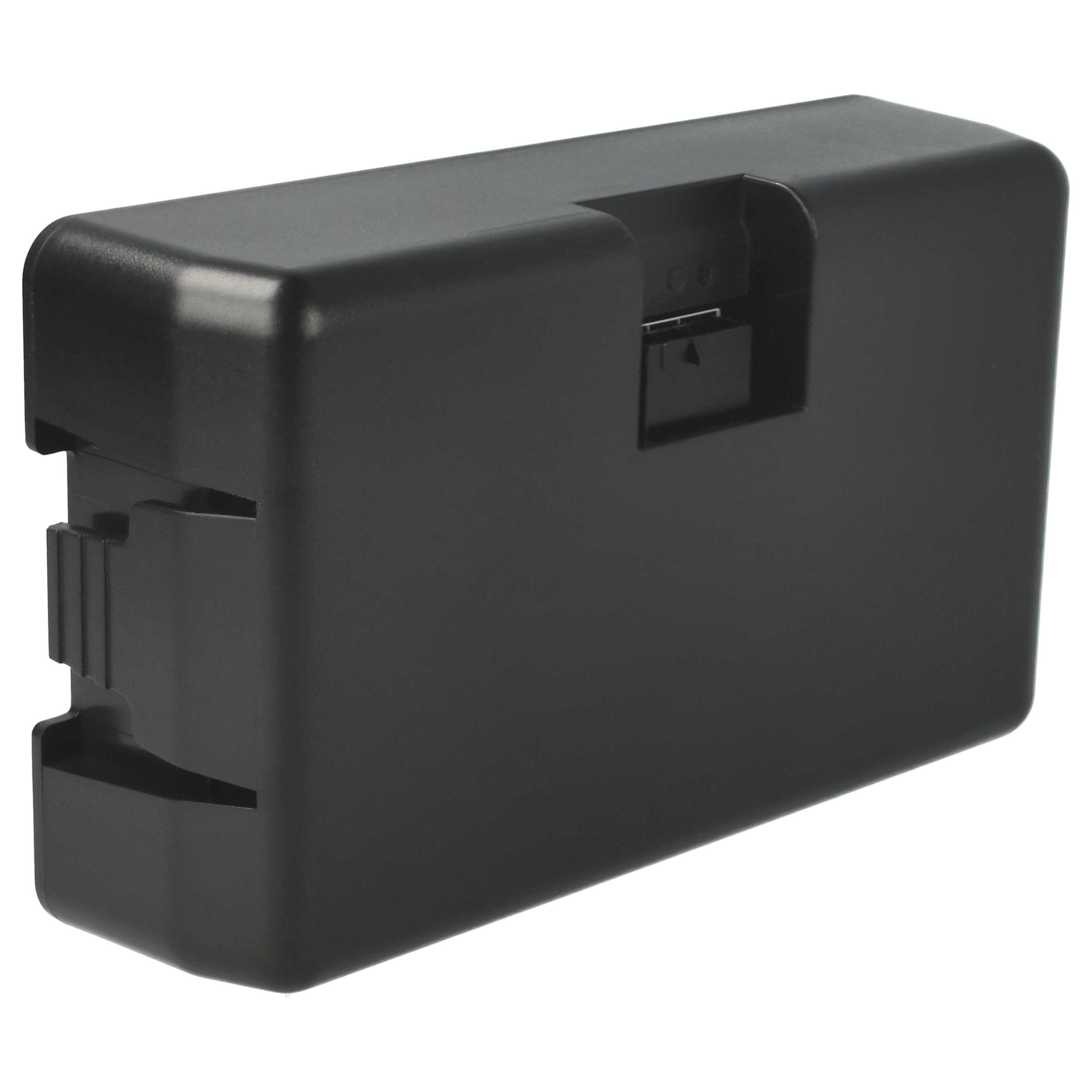 Eine schwarze rechteckige Plastikbox. Sie hat einen Deckel mit einer kleinen Öffnung und einen Riegel an der Seite. Der Hintergrund ist weiß.