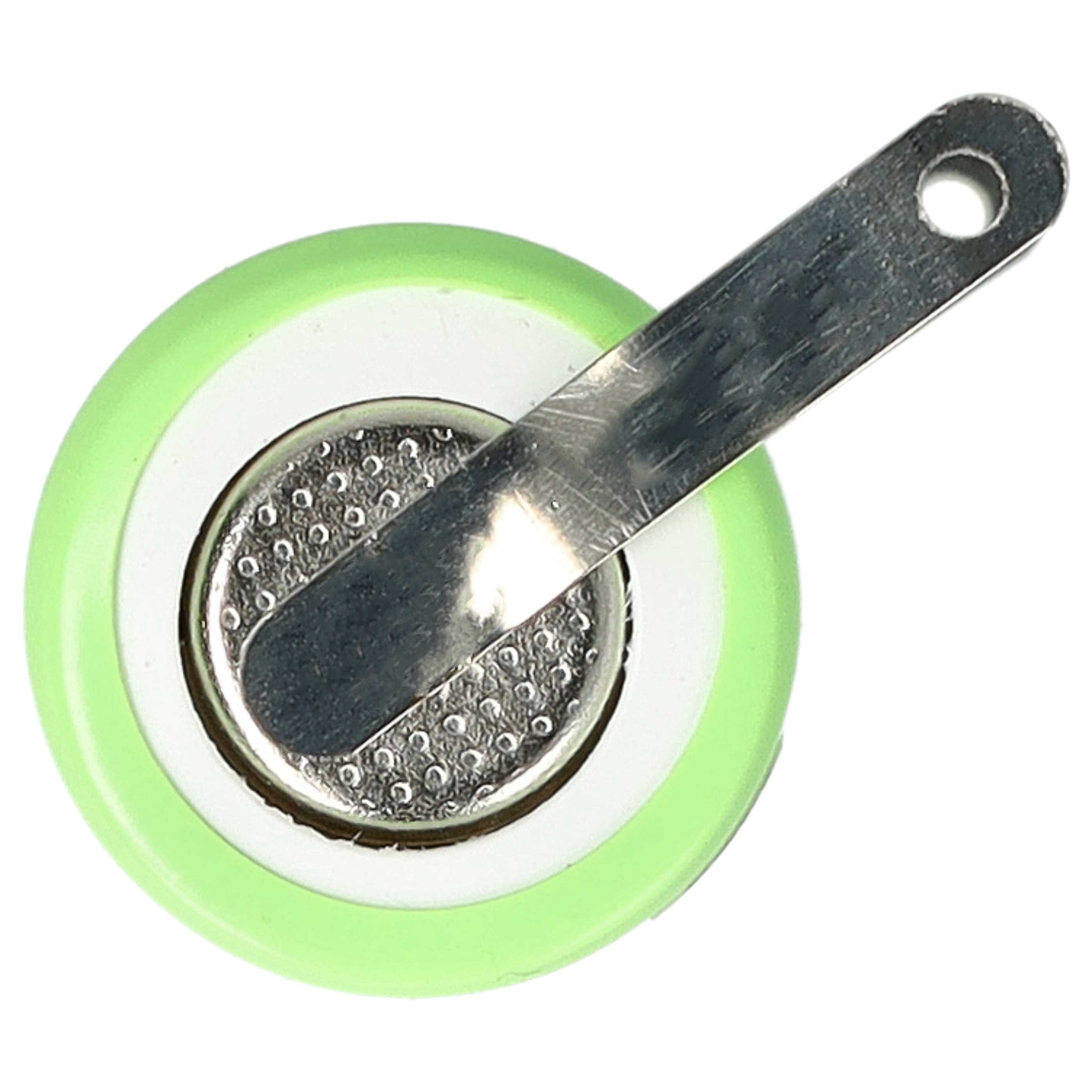 Eine grüne und weiße Batteriezelle mit einem Metallanschluss. Der Anschluss hat ein Loch.