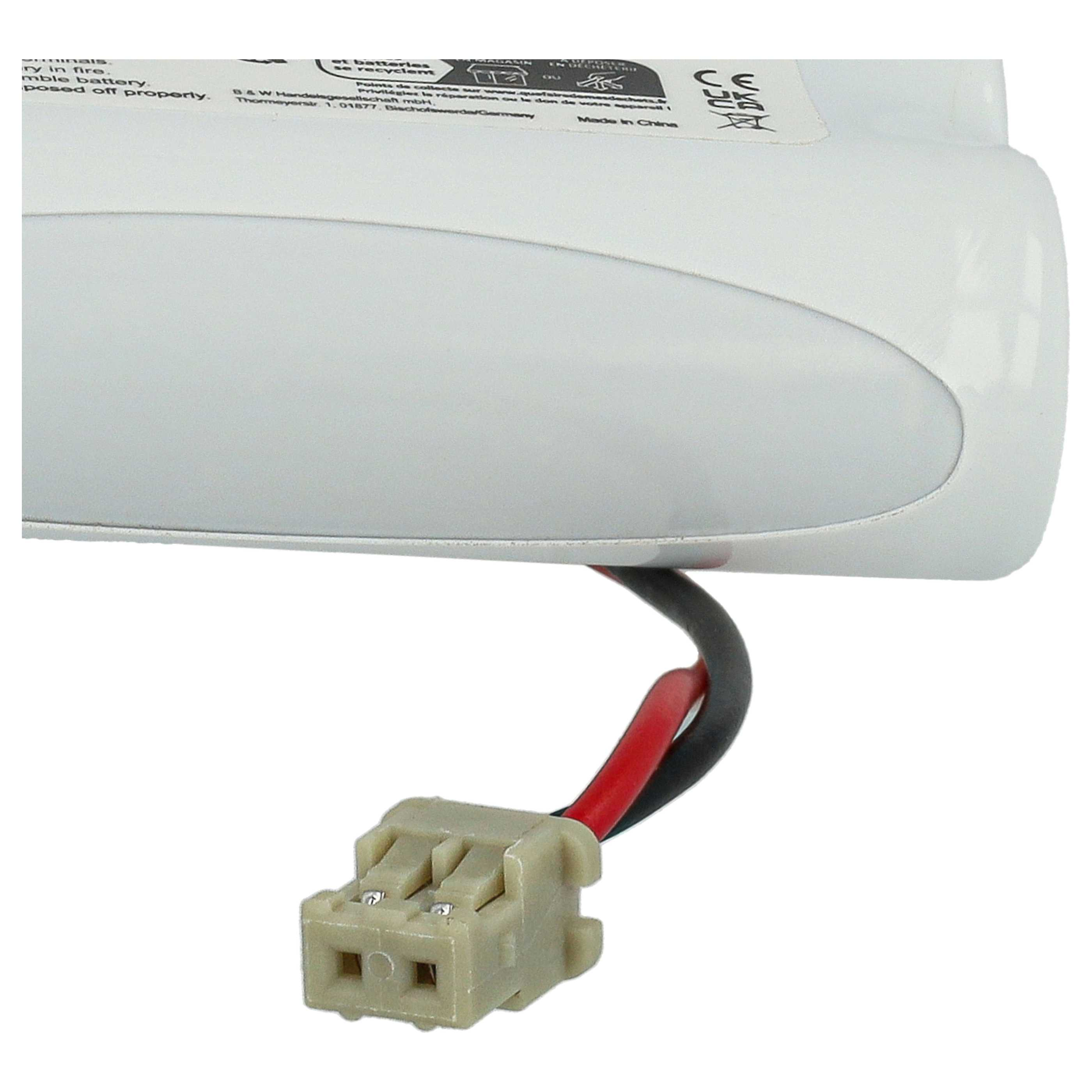 Nahaufnahme einer weißen Batterie mit Stecker und Drähten. Schwarze und rote Drähte sind sichtbar. Der Stecker ist beige.