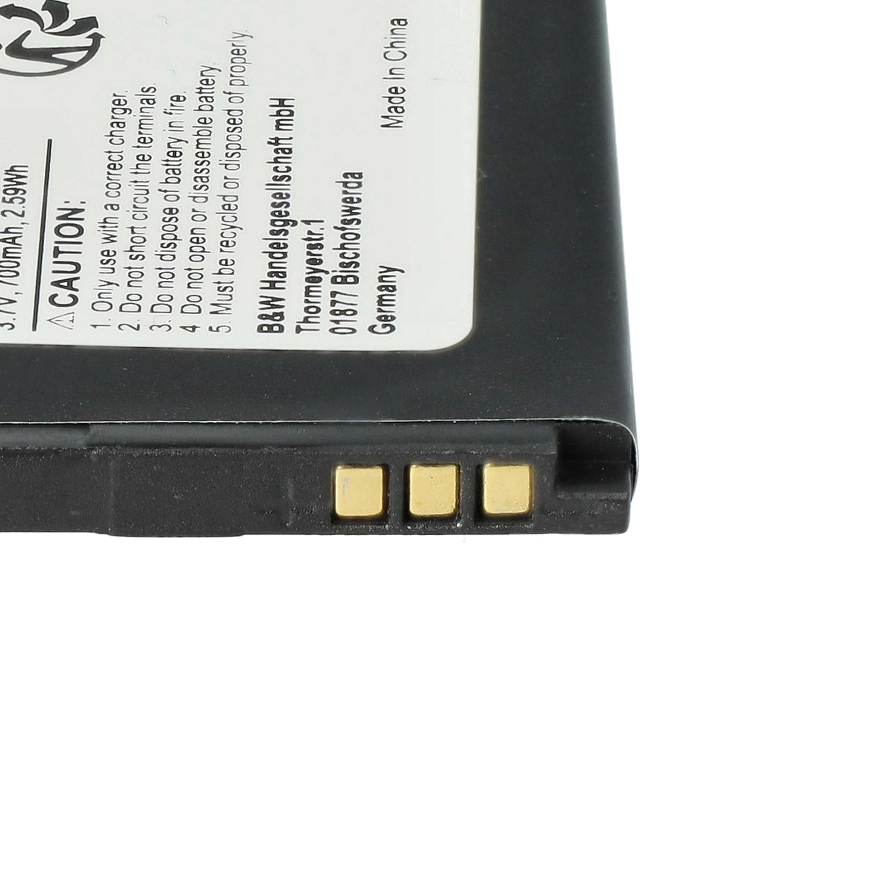 Nahaufnahme einer Batterie mit goldenen Anschlüssen. Text enthält Warnungen, Spezifikationen und Herstellerdetails. Weißer Hintergrund.