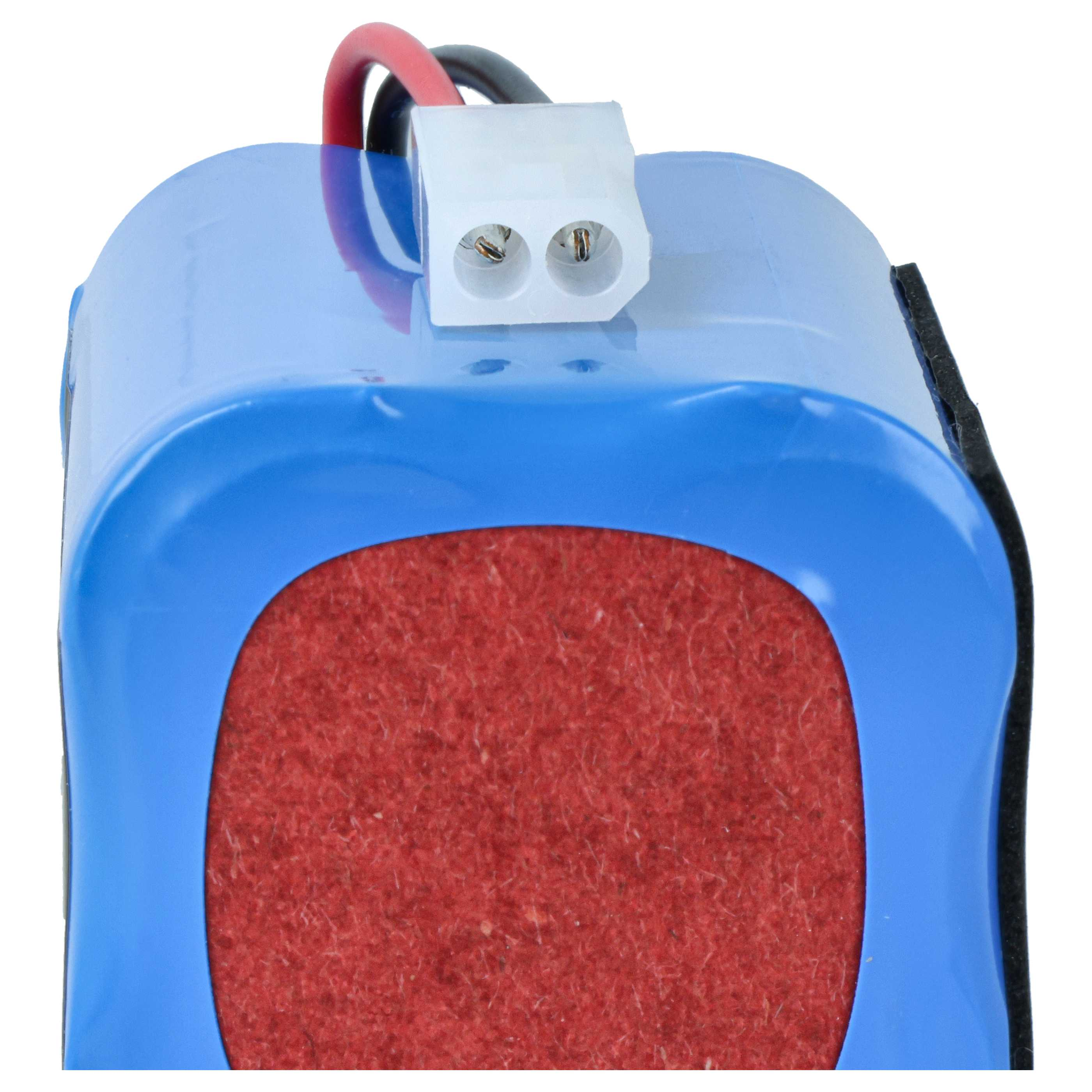 Ein blaues Akkupack mit roter Innenseite und einem weißen Stecker mit Drähten vor weißem Hintergrund.
