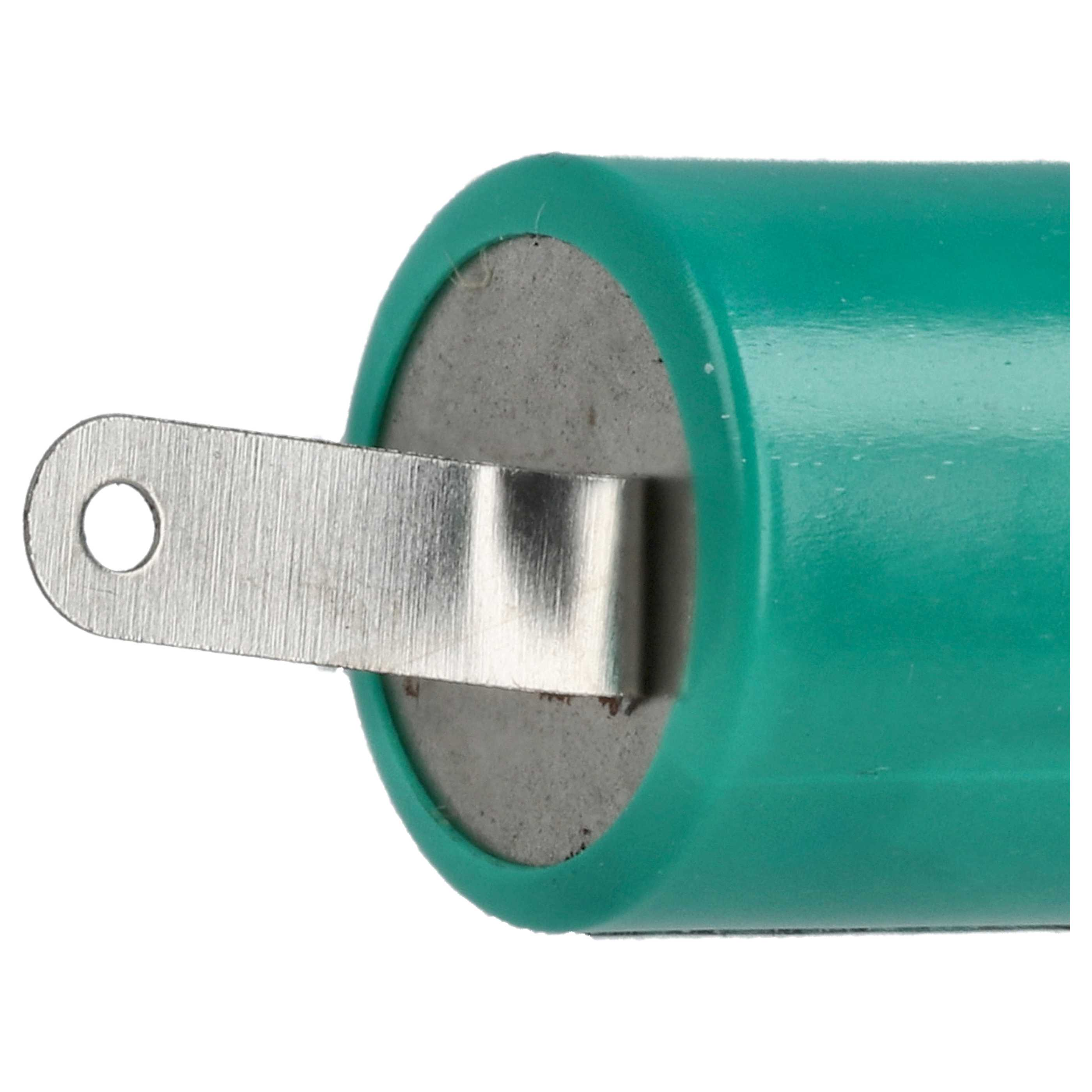 Nahaufnahme einer grünen Batteriezelle mit einer Metallzunge, die sich seitlich erstreckt und ein Loch aufweist.