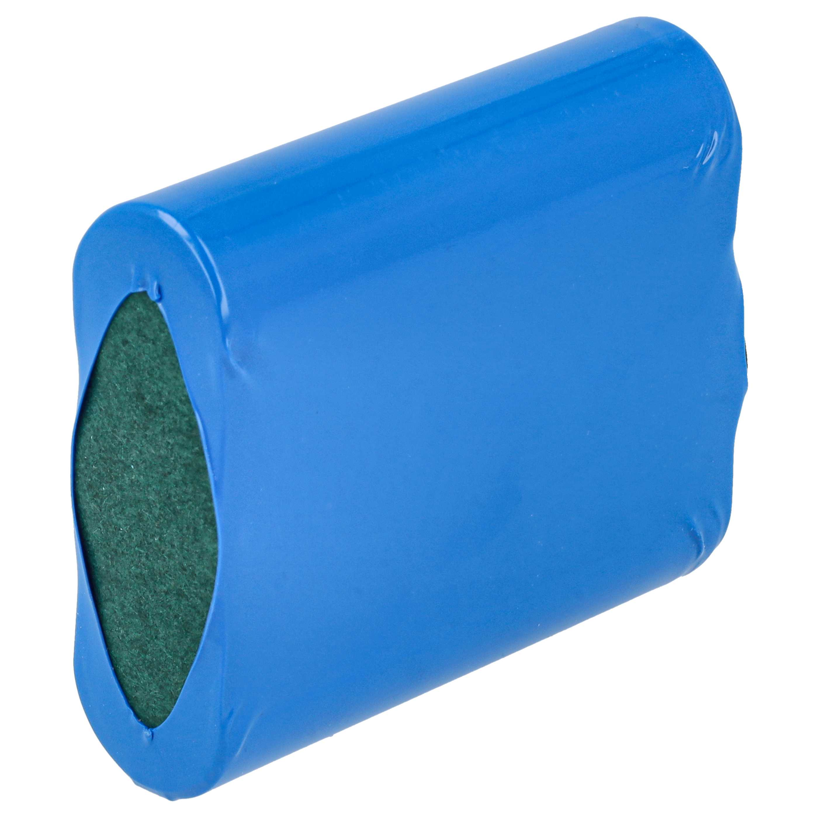 Eine blaue Batteriezelle mit einem grünen Filzkern. Sie ist zylindrisch mit abgerundeten Enden und vor weißem Hintergrund.