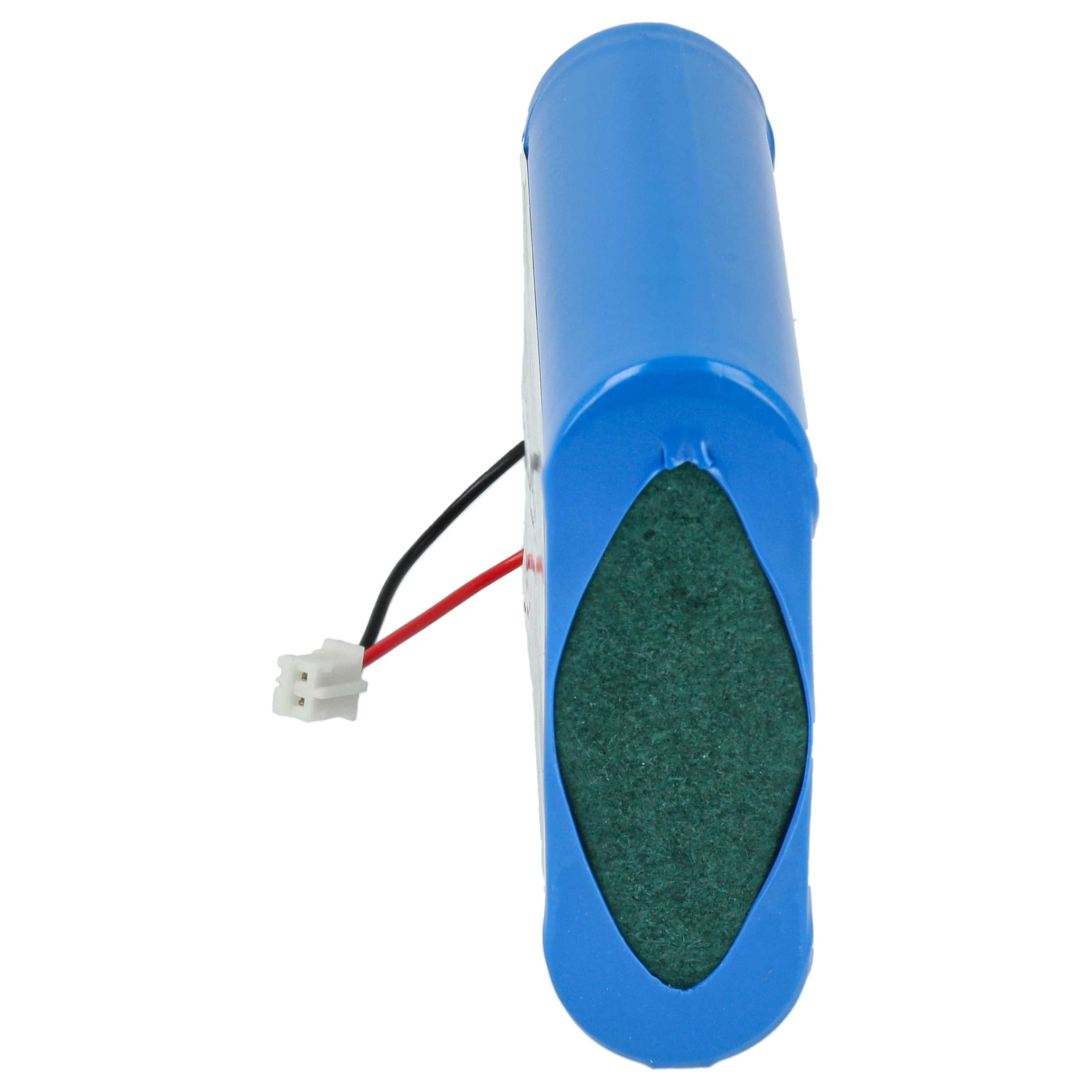 Eine blaue Batterie mit grünem Innenraum und Drähten, die an einen weißen Stecker angeschlossen sind, auf weißem Hintergrund.