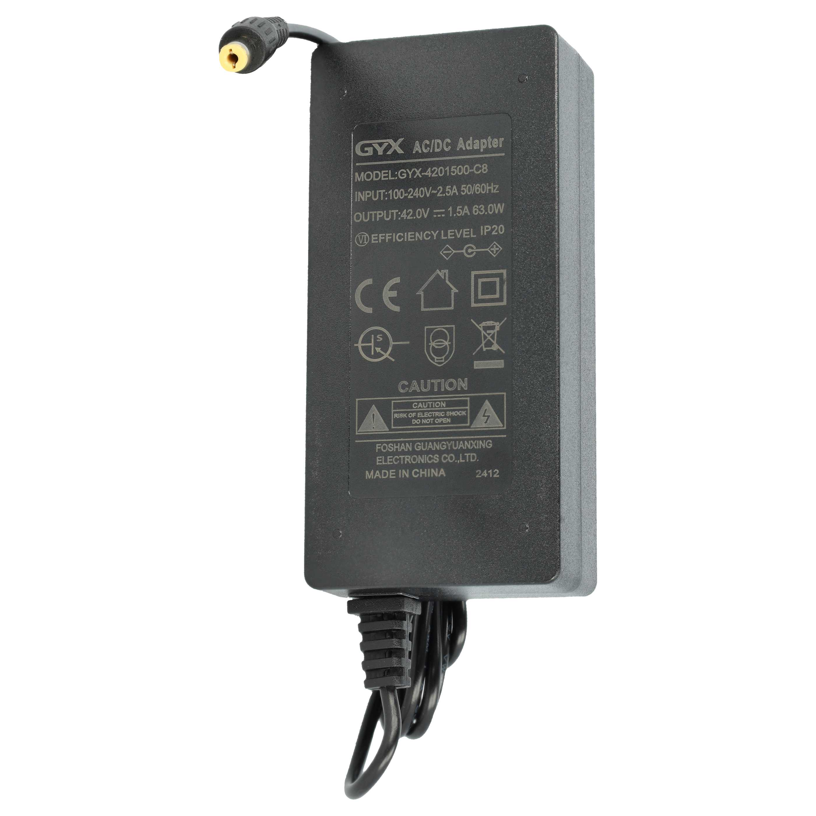 Schwarzer AC/DC-Adapter mit Etikett. Er hat ein schwarzes Kabel und einen gelben Spitzenstecker.