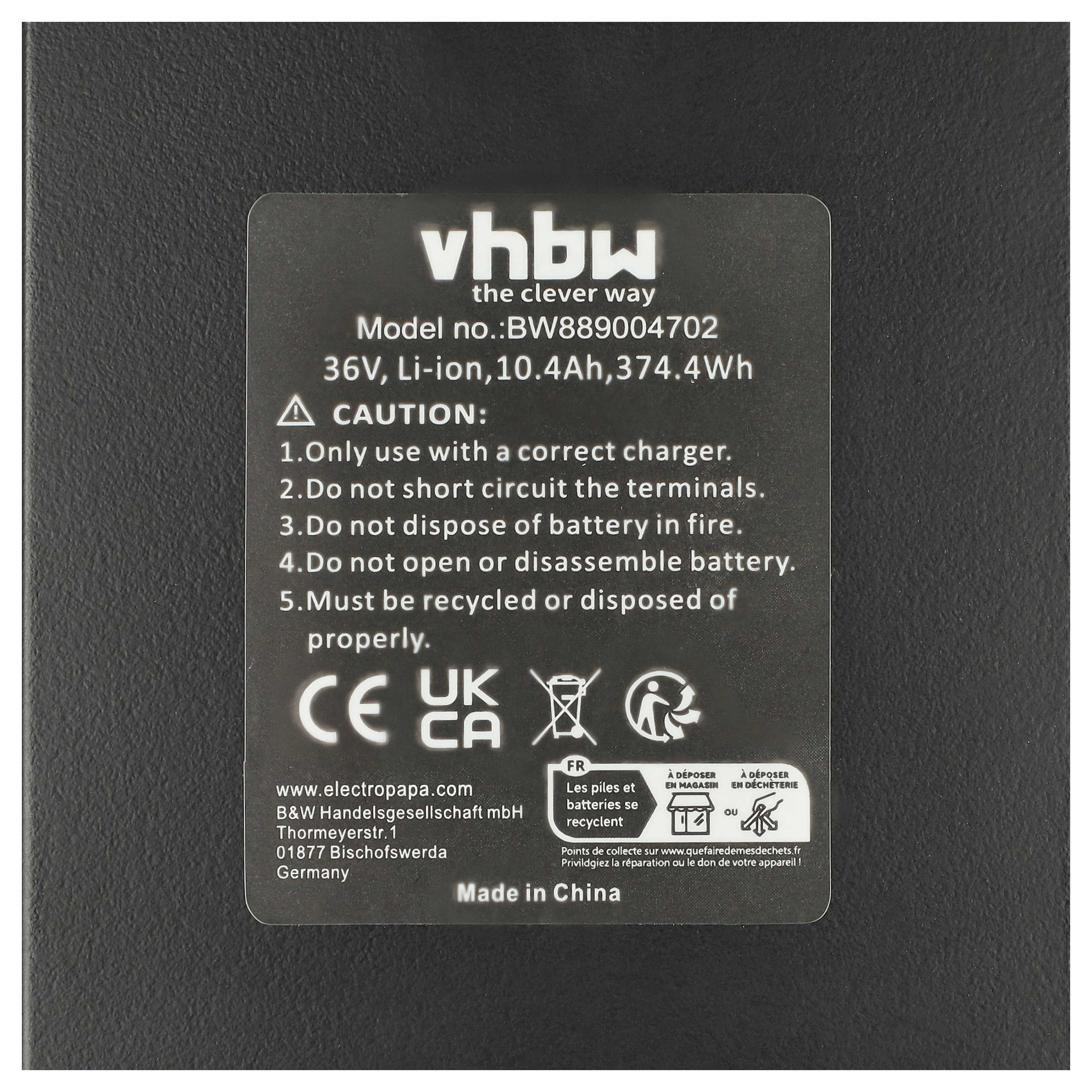 Schwarzes Batterieetikett mit weißem Text. Text enthält Warnung, Modellinfo und Recycling-Symbole. Hergestellt in China.
