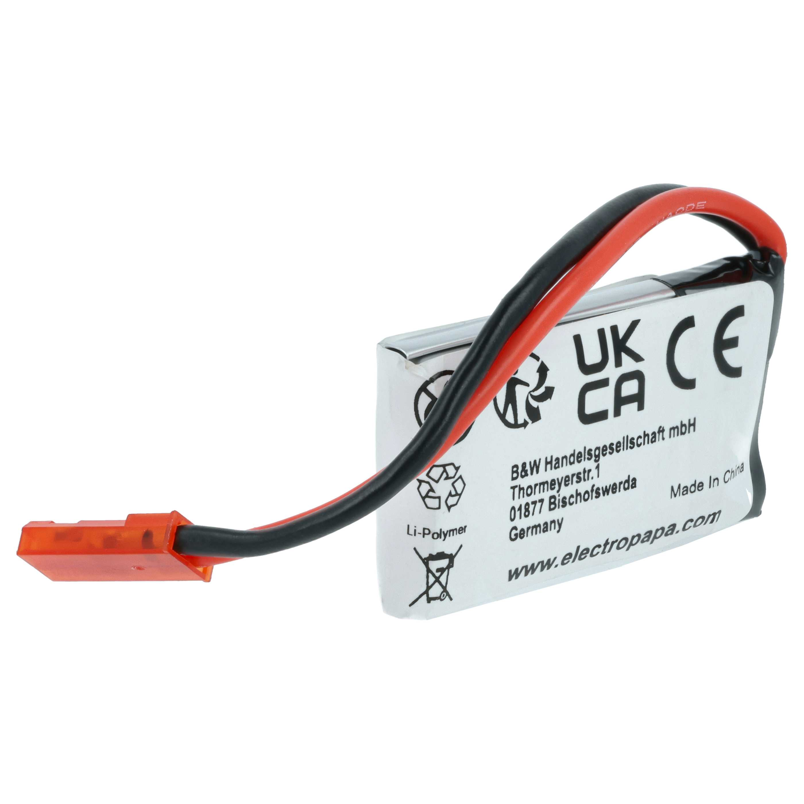 Ein kleiner weißer Akku mit schwarzen und roten Drähten und einem orangefarbenen Stecker. Er hat eine UKCA- und CE-Kennzeichnung sowie ein Li-Polymer-Etikett.