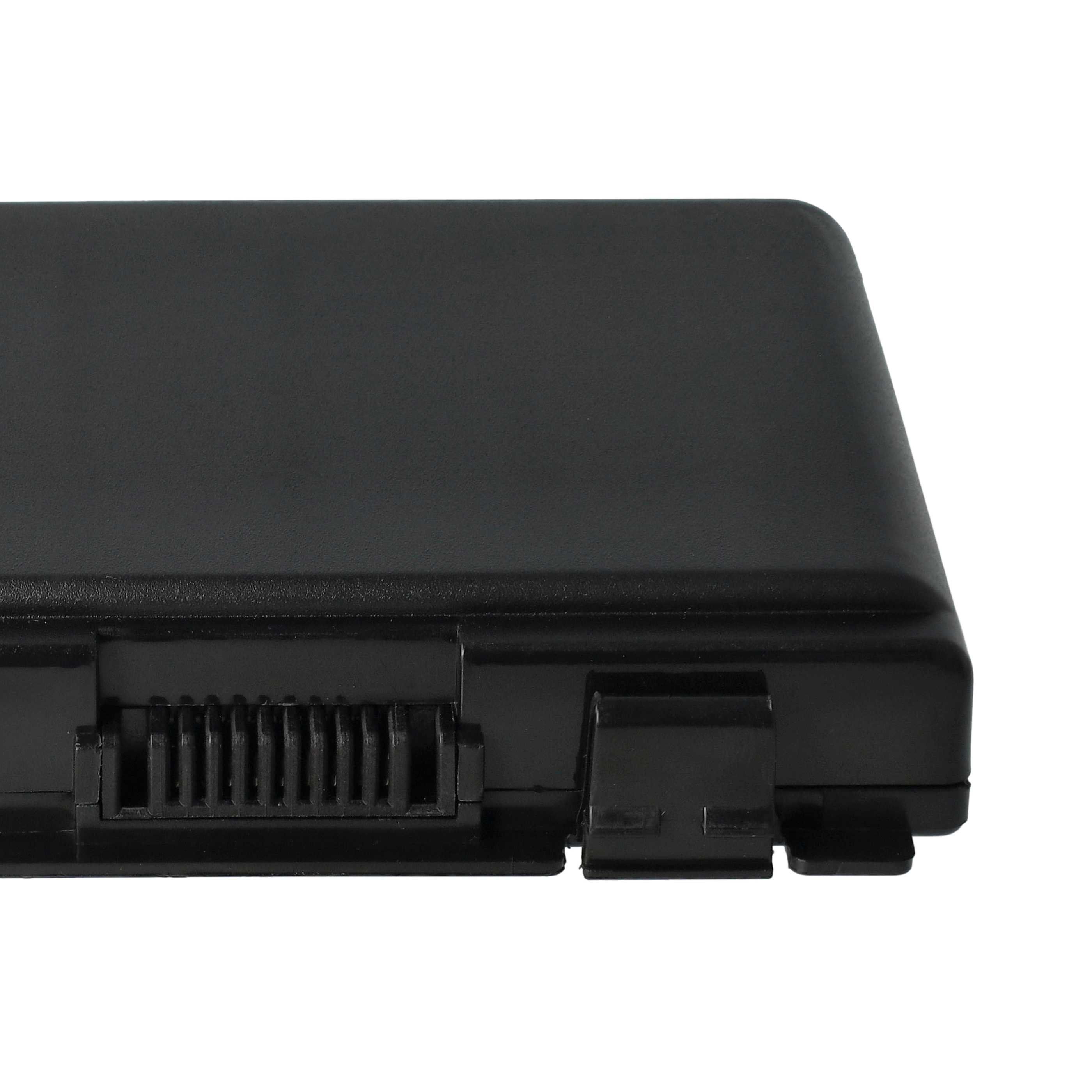 Nahaufnahme eines schwarzen Laptop-Akkus. Mit Anschluss, Verriegelung und glattem, rechteckigem Design. Weißer Hintergrund.