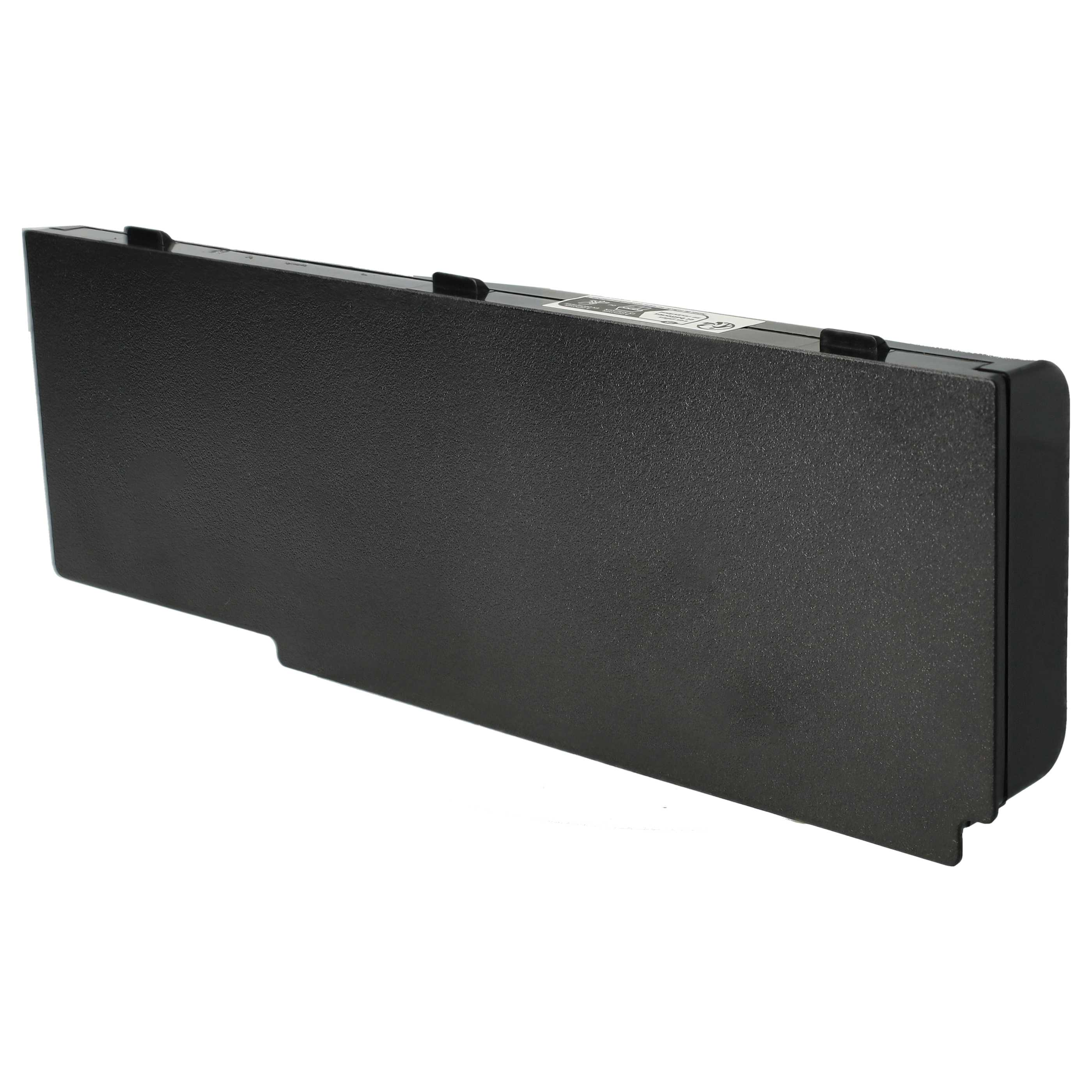 Ein schwarzer Laptop-Akku, rechteckig, mit strukturierter Oberfläche, auf weißem Hintergrund.