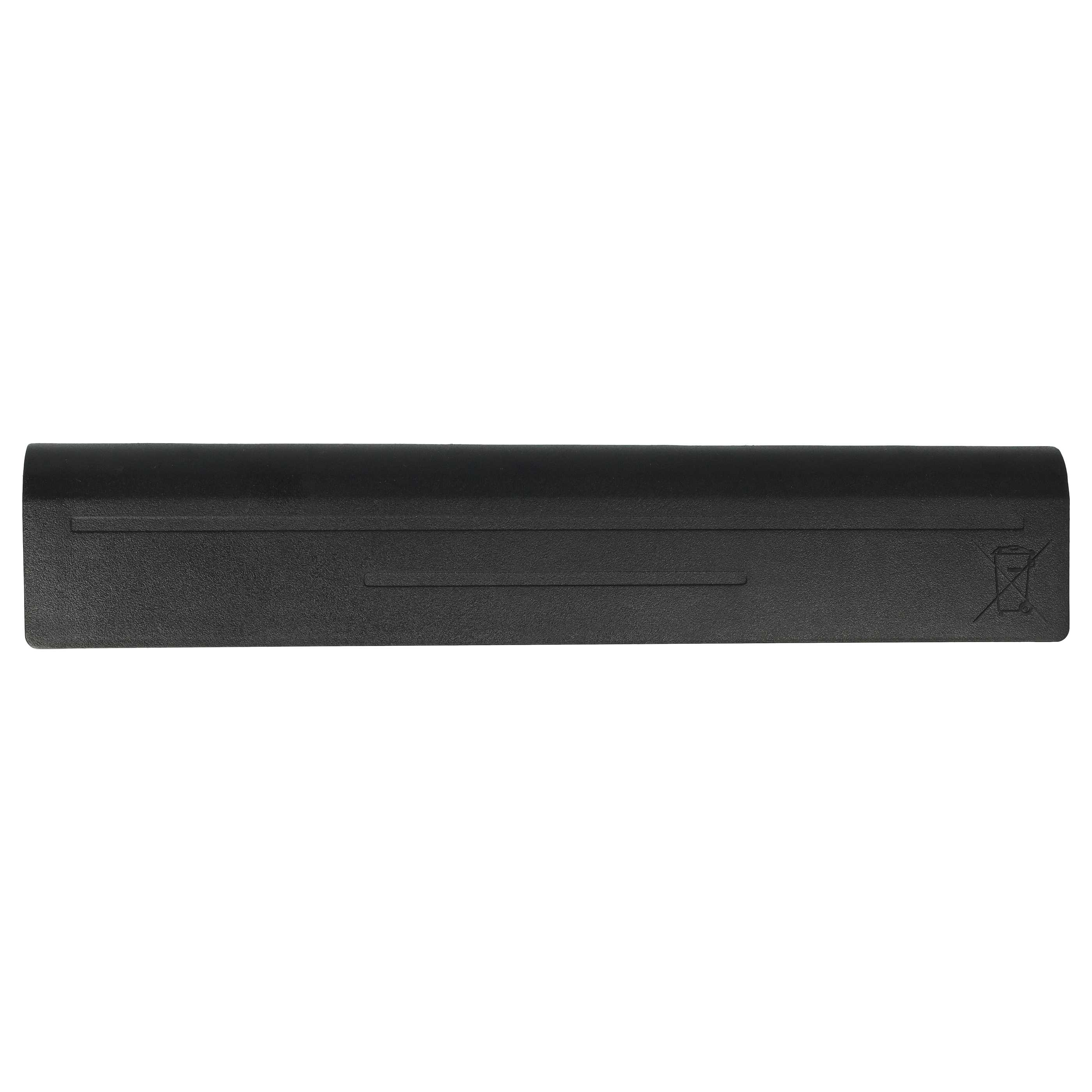 Ein schwarzer Laptop-Akku vor weißem Hintergrund. Er hat eine strukturierte Oberfläche und ein Recyclingsymbol.