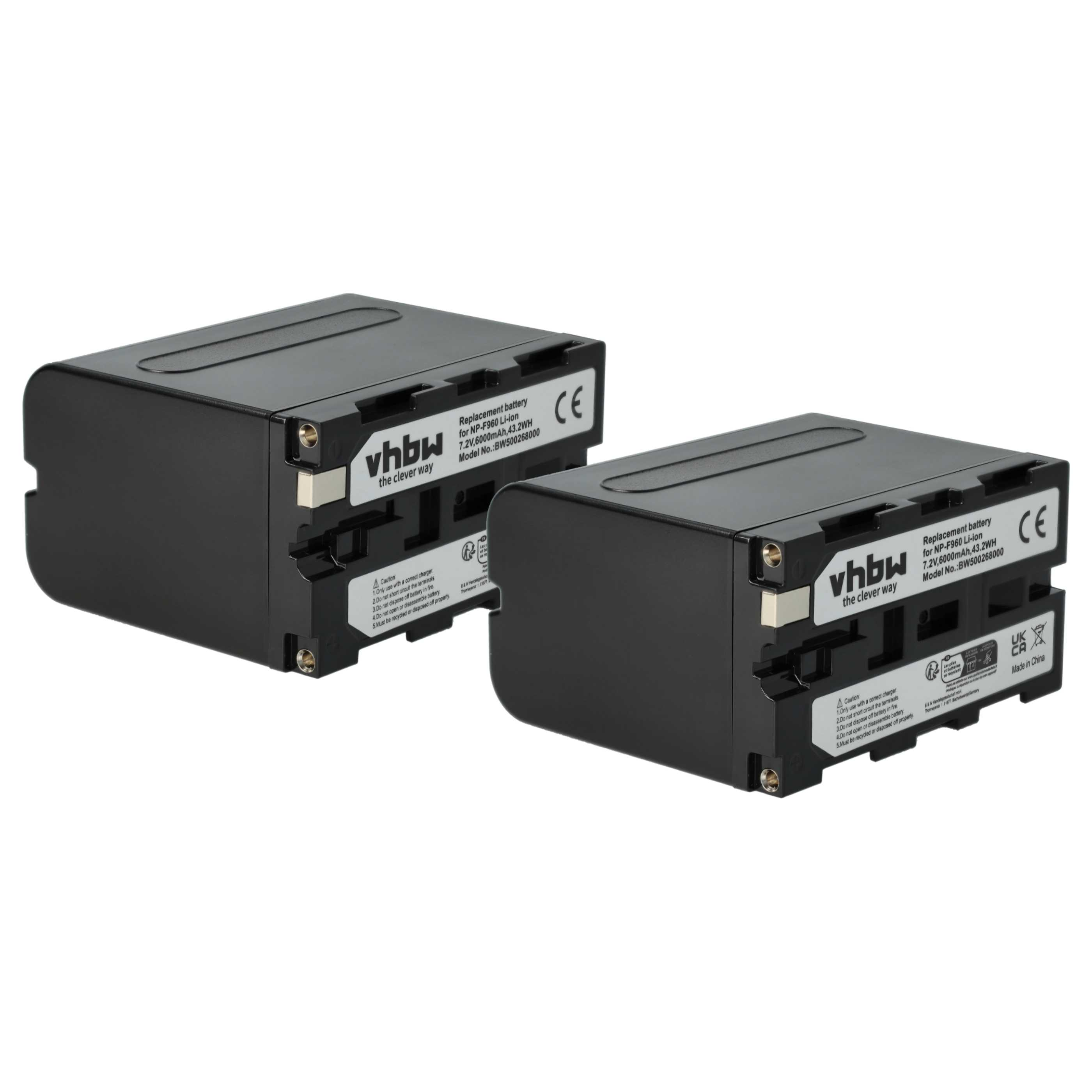 Zwei schwarze Batterien mit weißen Etiketten. Jede hat das "vhbw"-Logo und Produktinformationen. Weißer Hintergrund.