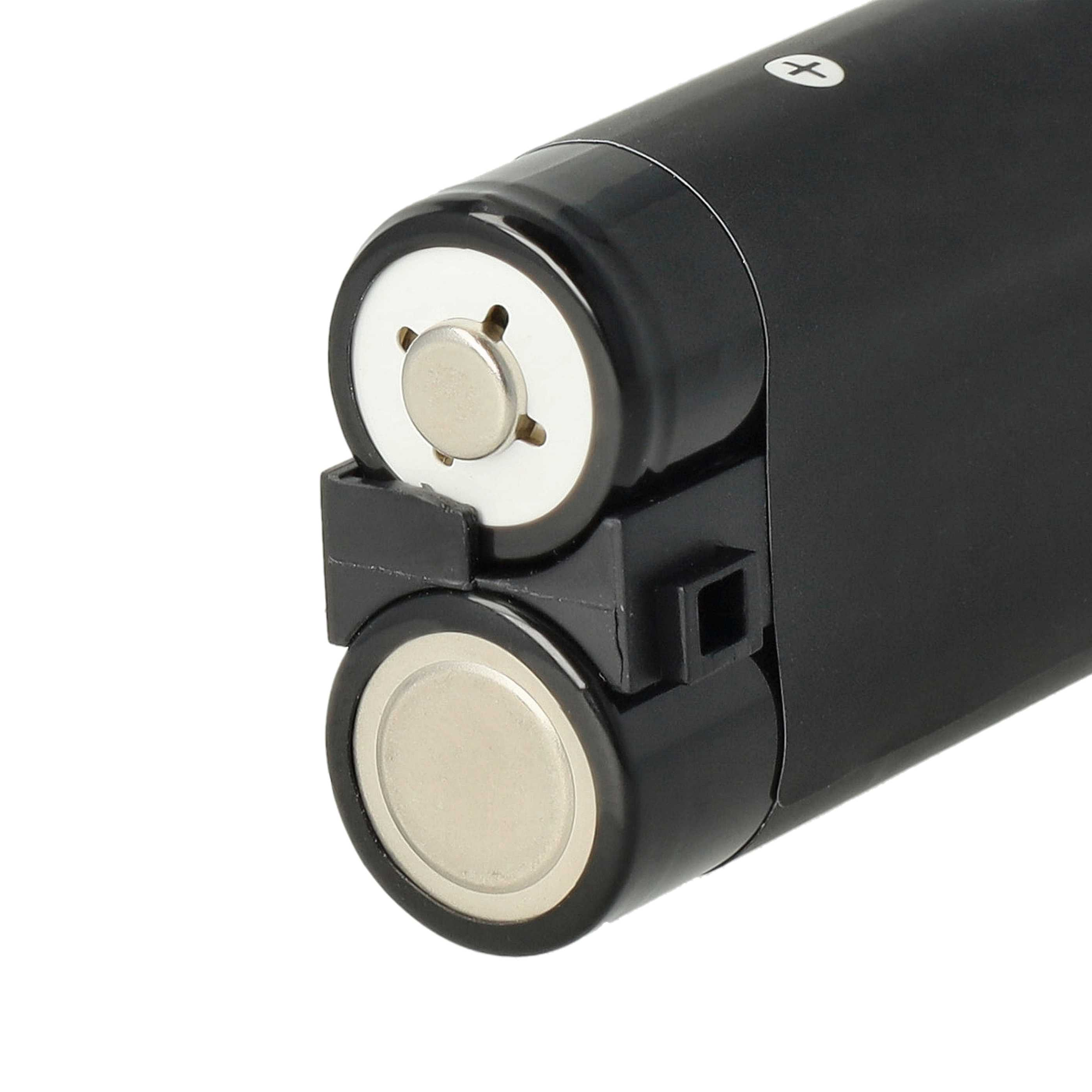 Nahaufnahme von zwei schwarzen Batterien, die miteinander verbunden sind. Die Batterieenden sind silbern und weiß mit verschiedenen Formen.