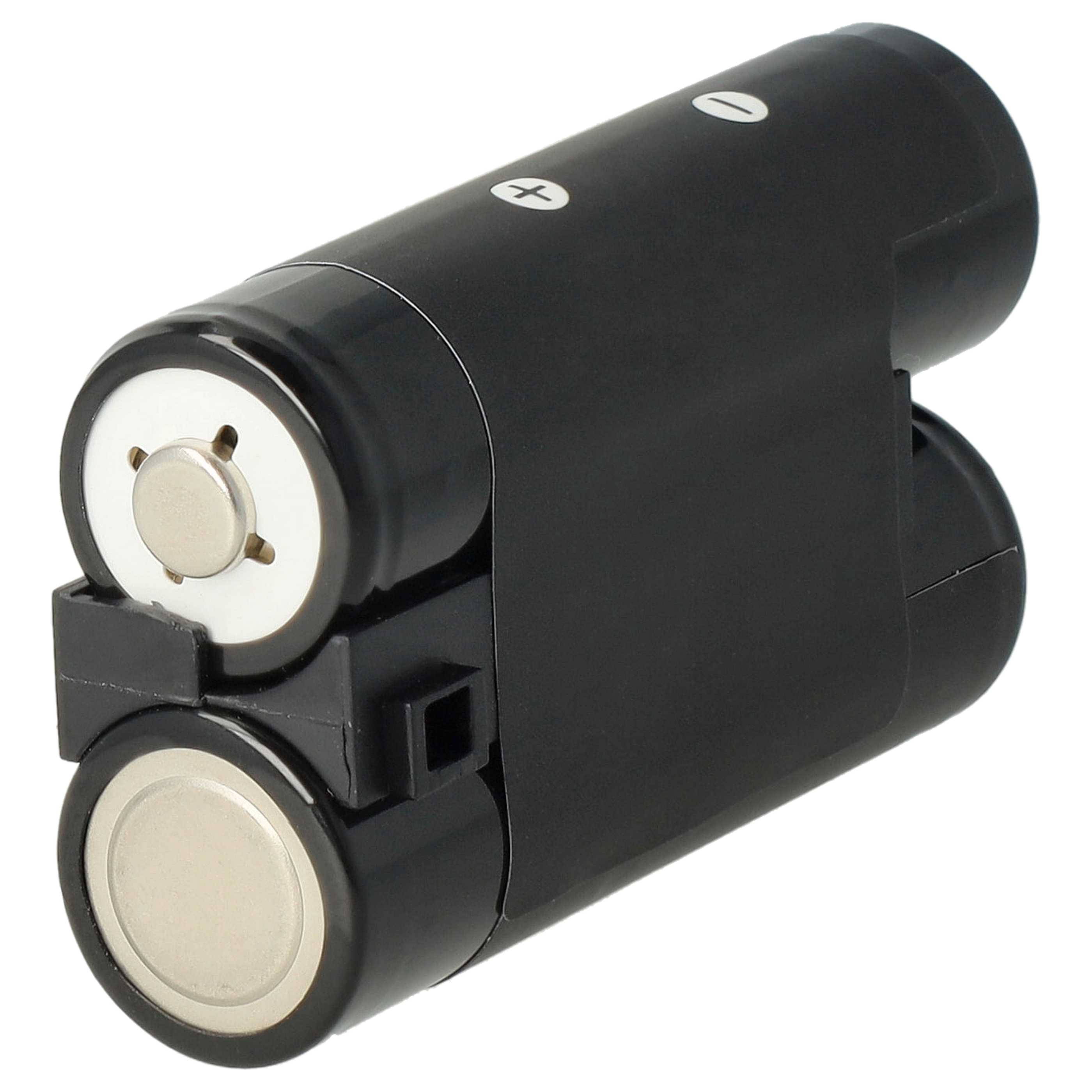 Ein schwarzer Batteriehalter mit zwei zylindrischen Batterien. Weiße Plus- und Minuszeichen sind sichtbar. Der Hintergrund ist weiß.
