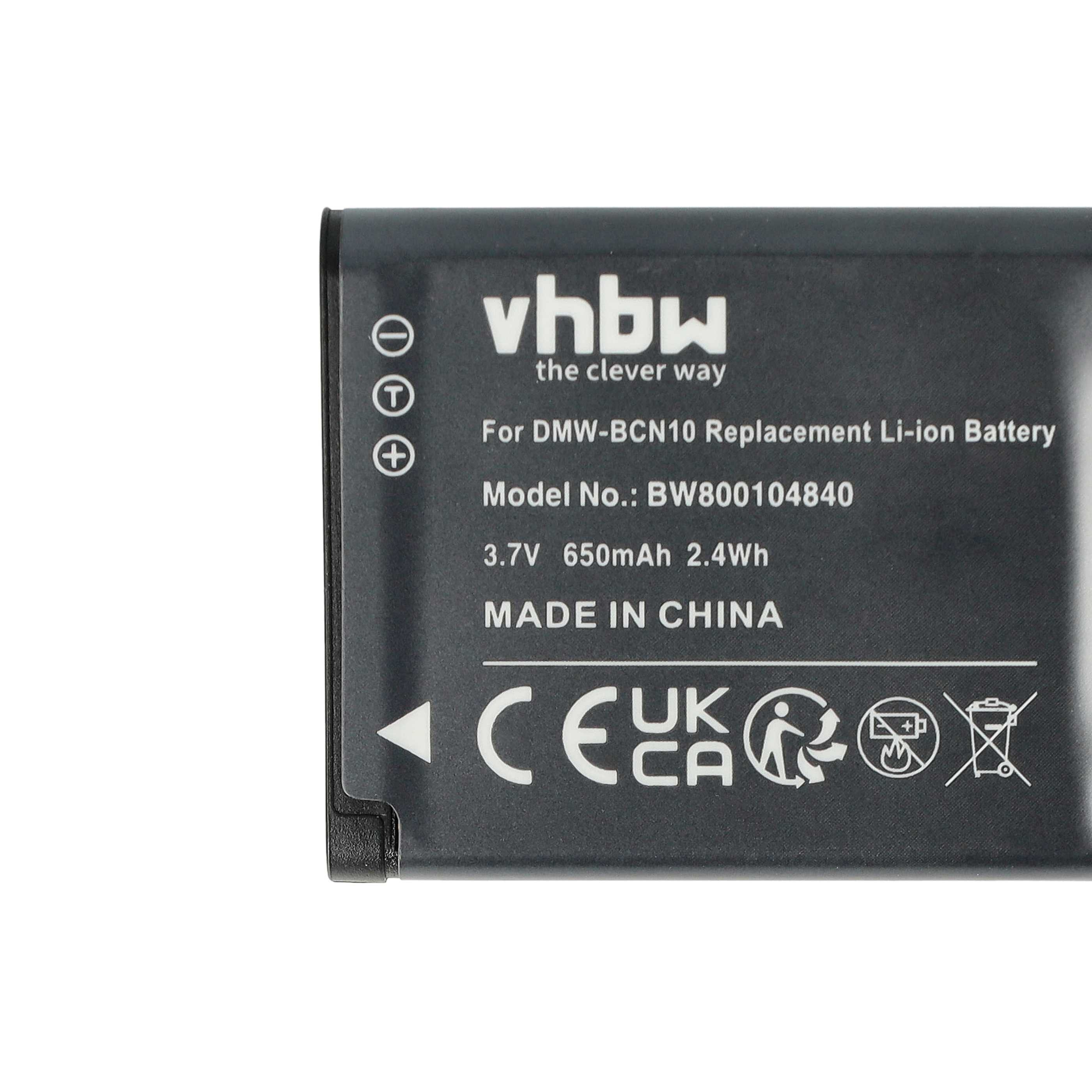 Ein schwarzer Akku mit weißem Text, Logos und Symbolen. Es steht 'vhbw' und 'MADE IN CHINA'. Symbole umfassen ein Recycling-Logo.