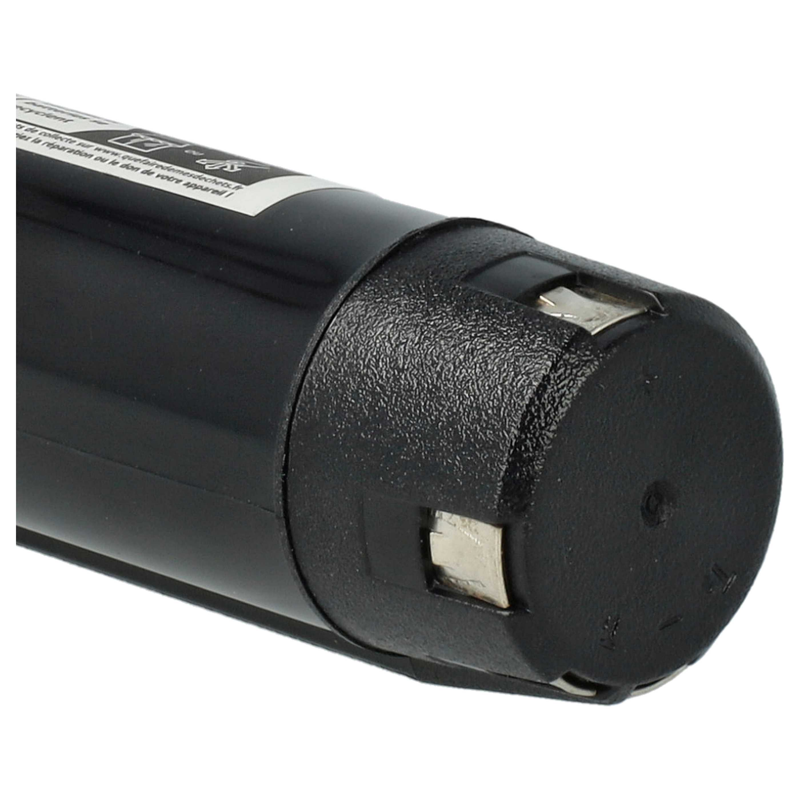 Eine schwarze zylindrische Batterie mit silbernen Metallkontakten am Ende. Weißer Hintergrund.
