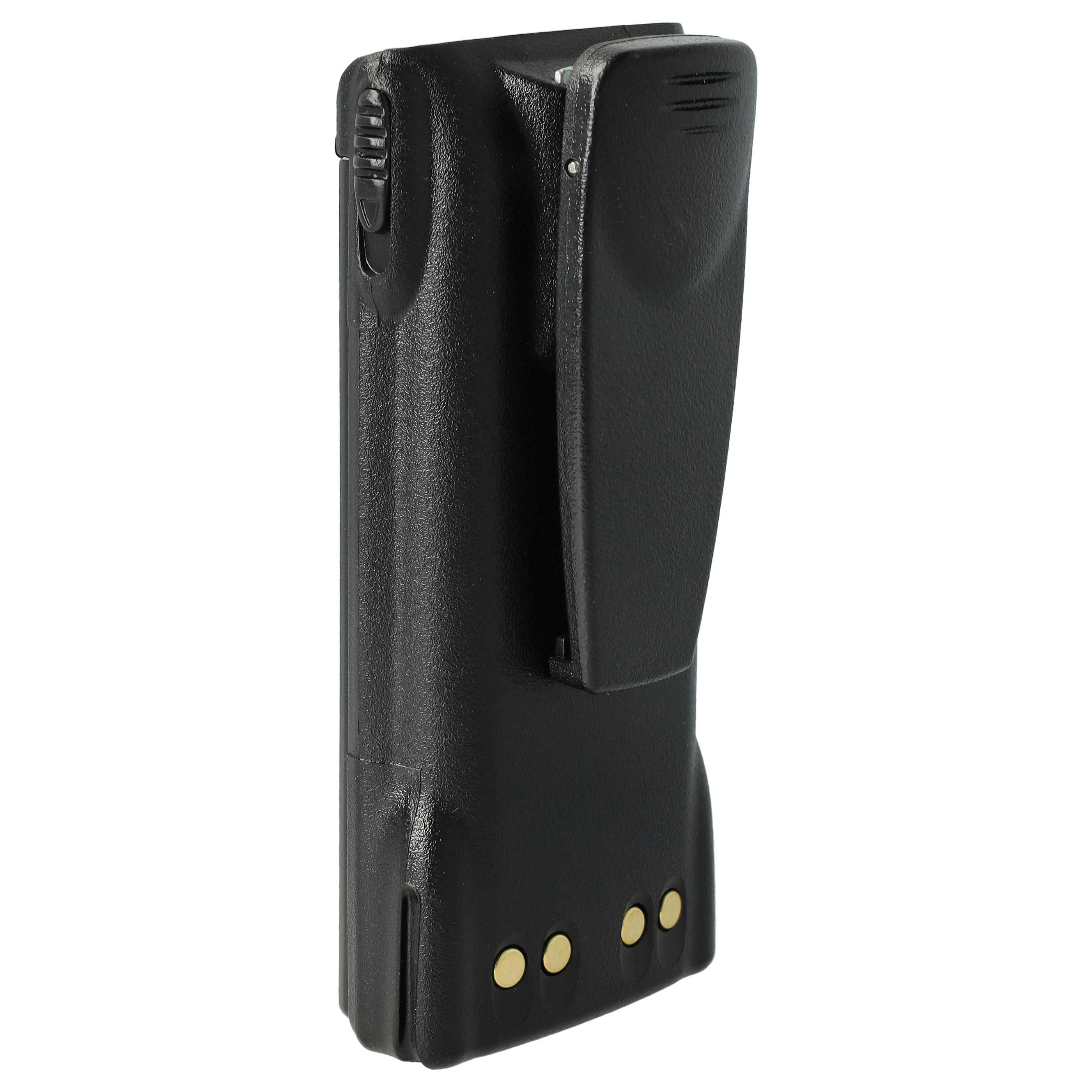 Ein schwarzer Walkie-Talkie-Akku mit Clip. Er hat drei goldfarbene Kontaktpunkte. Der Hintergrund ist weiß.