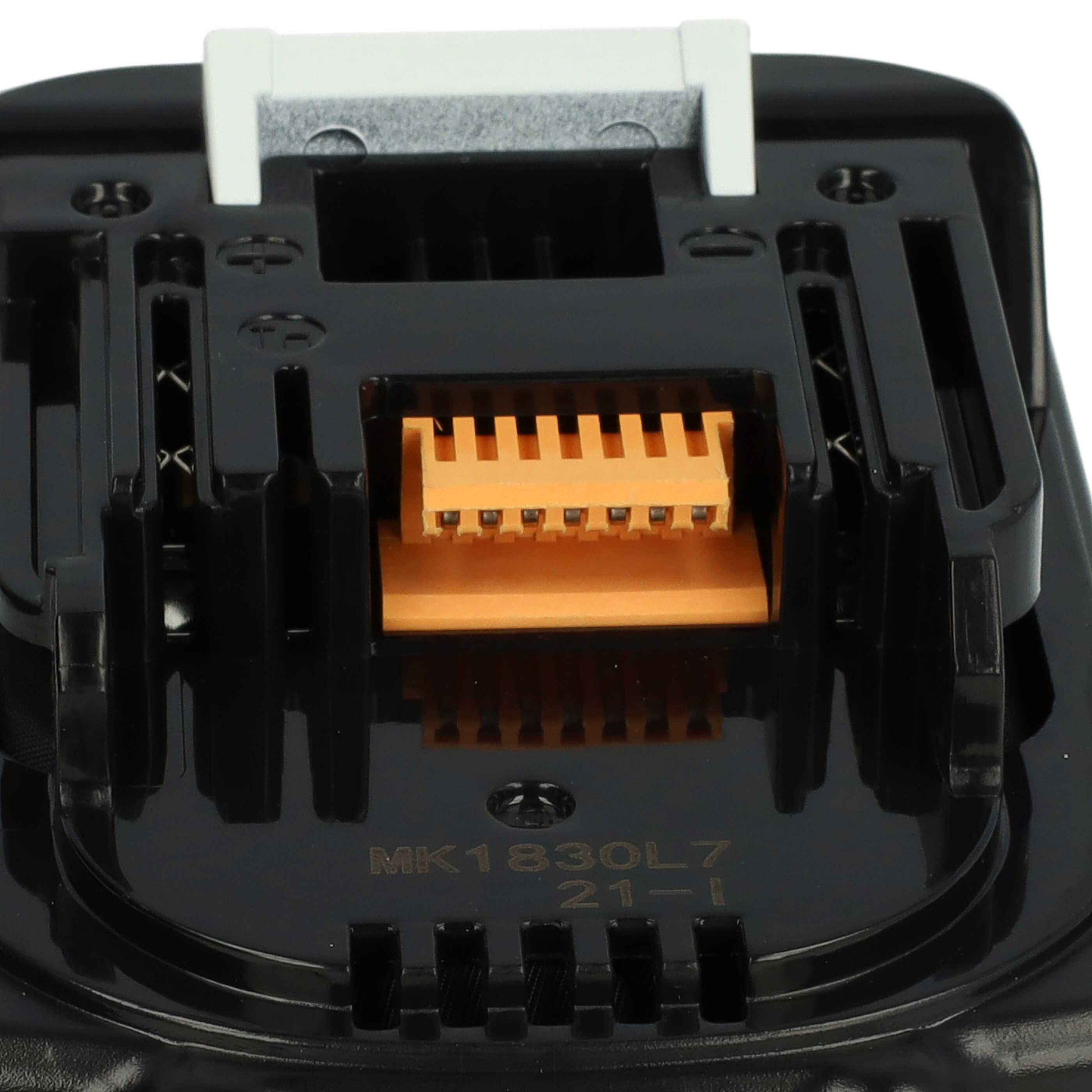 Nahaufnahme eines schwarzen Werkzeugakkus. Er hat einen gelben Stecker und einen weißen Verriegelungsmechanismus.