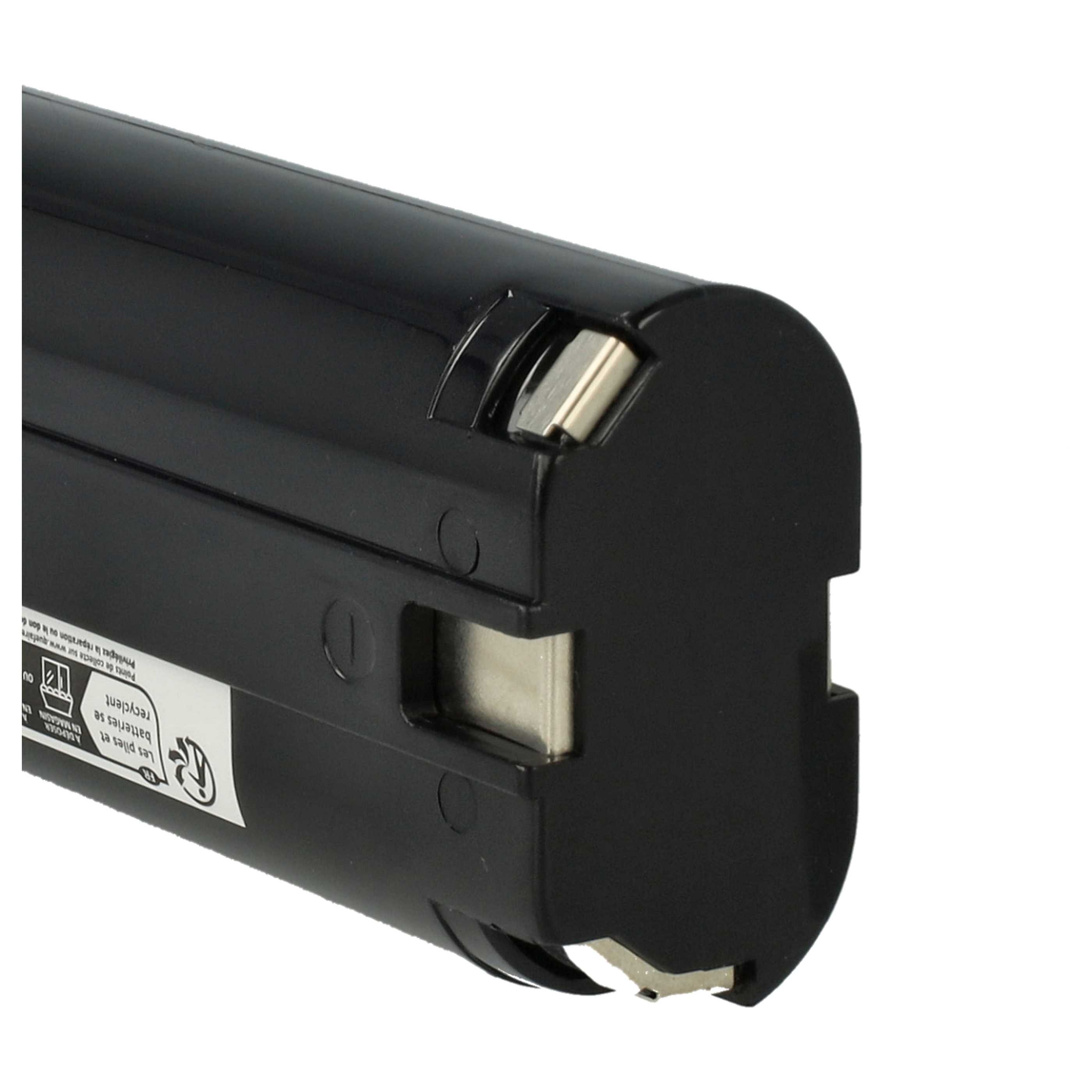 Nahaufnahme einer schwarzen zylindrischen Batterie mit Metallkontakten. Ein Recycling-Etikett ist sichtbar.