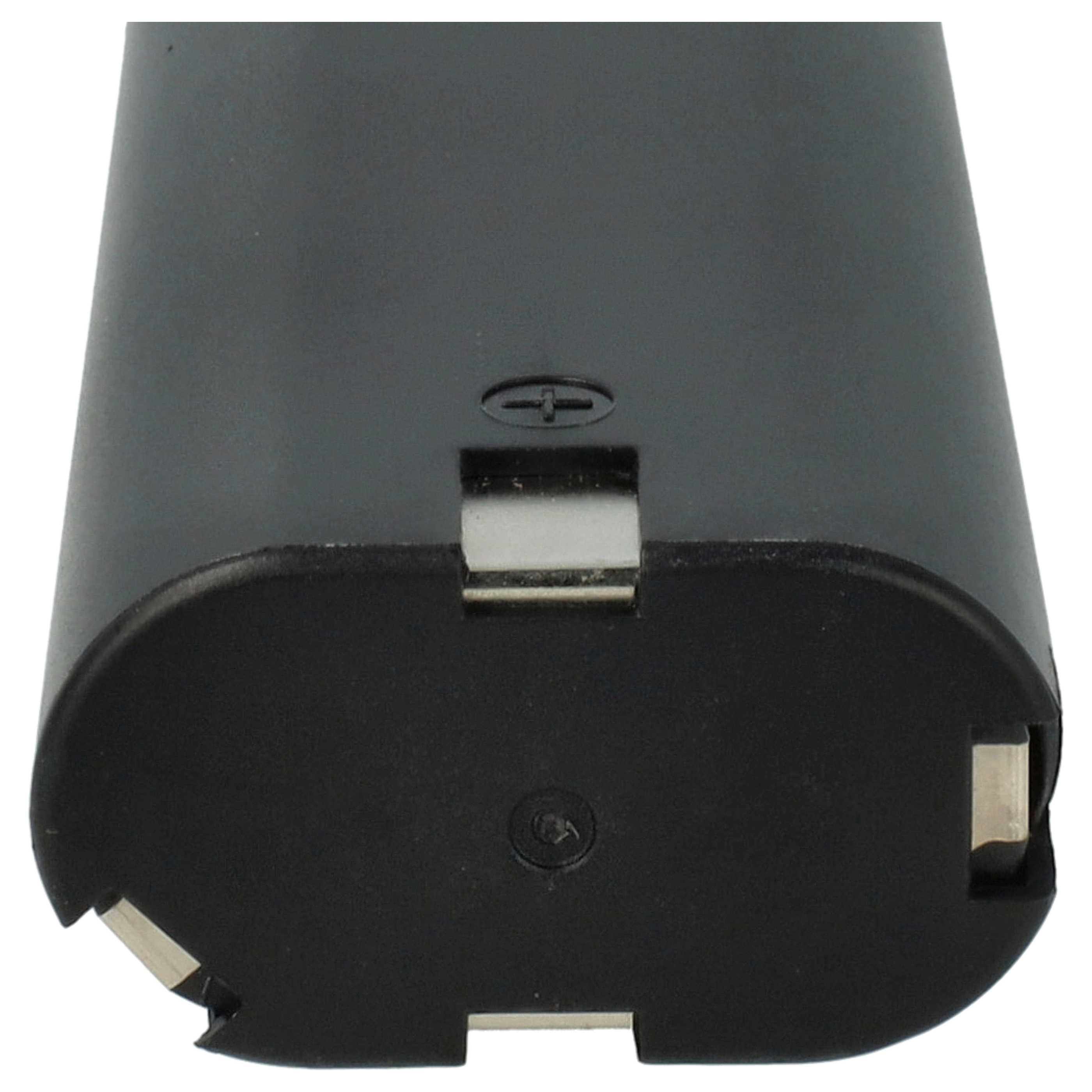 Nahaufnahme einer schwarzen Batterie. Sie hat einen silbernen Metallclip und ein kleines Pluszeichen oben.