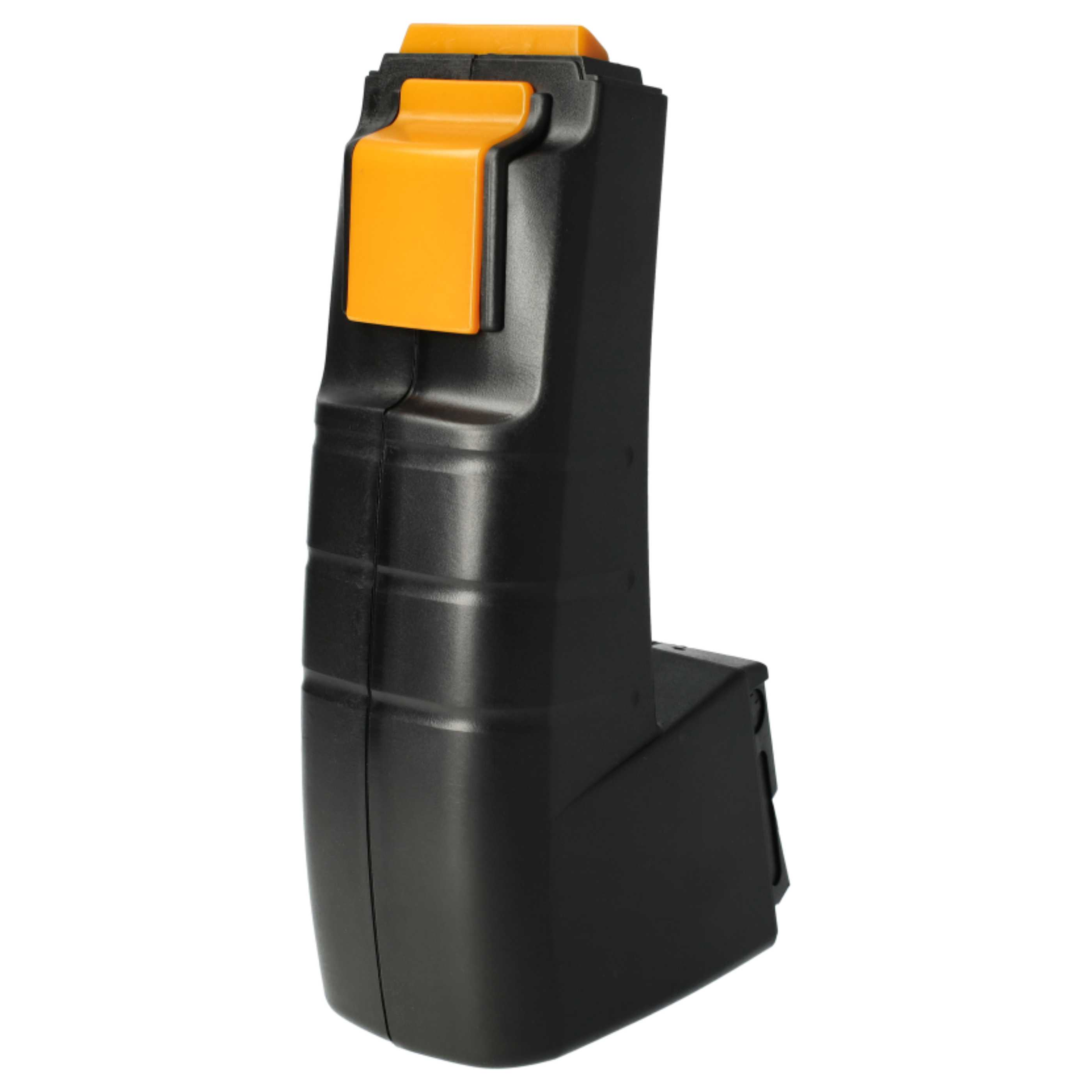 Ein schwarzes, L-förmiges Objekt mit einem orangefarbenen Knopf und einer Oberseite, vor weißem Hintergrund. Wahrscheinlich ein Elektrowerkzeugakku.
