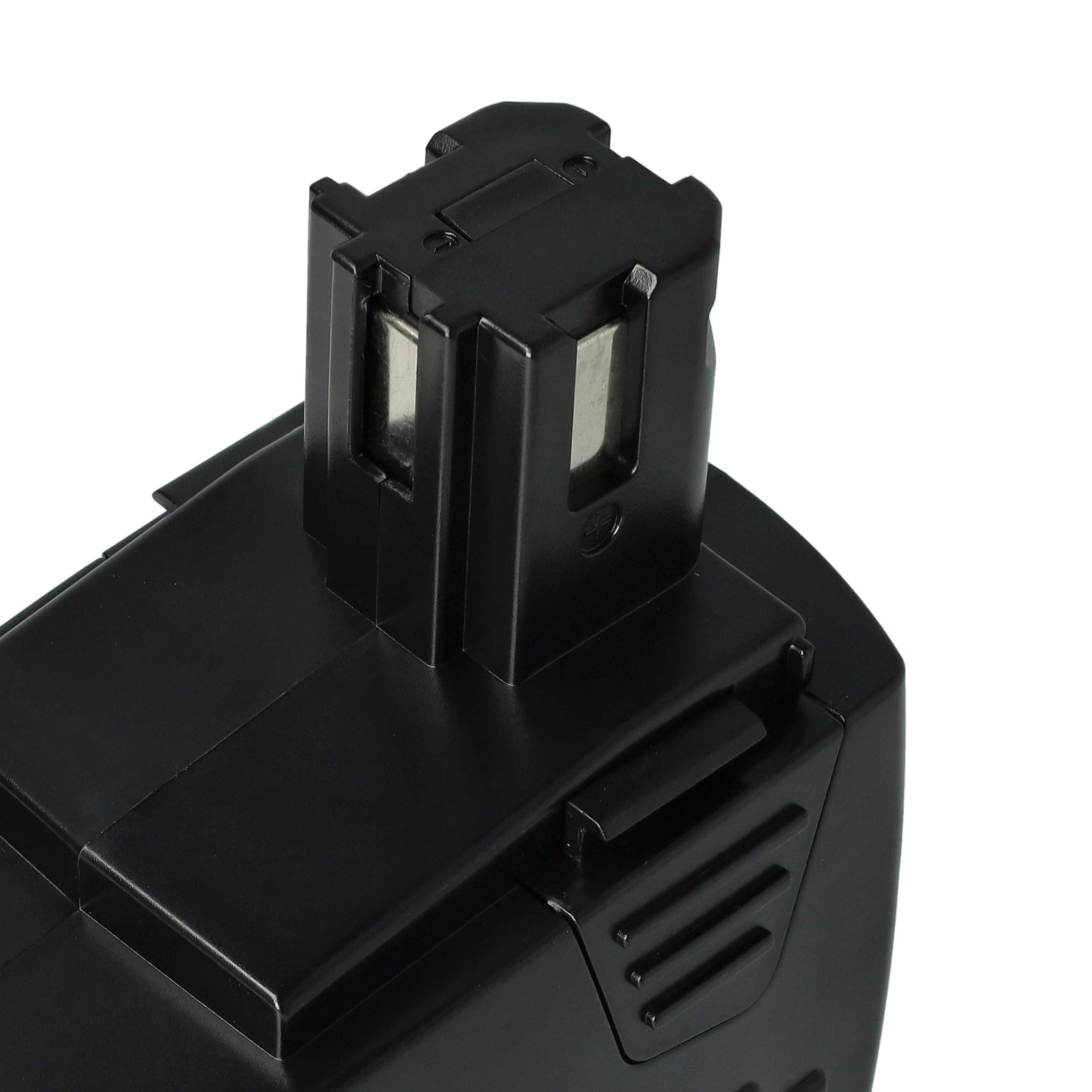 Schwarzer Elektrowerkzeugakku auf weißem Hintergrund. Merkmale sind ein Anschluss, Lüftungsschlitze und ein rechteckiges Design.