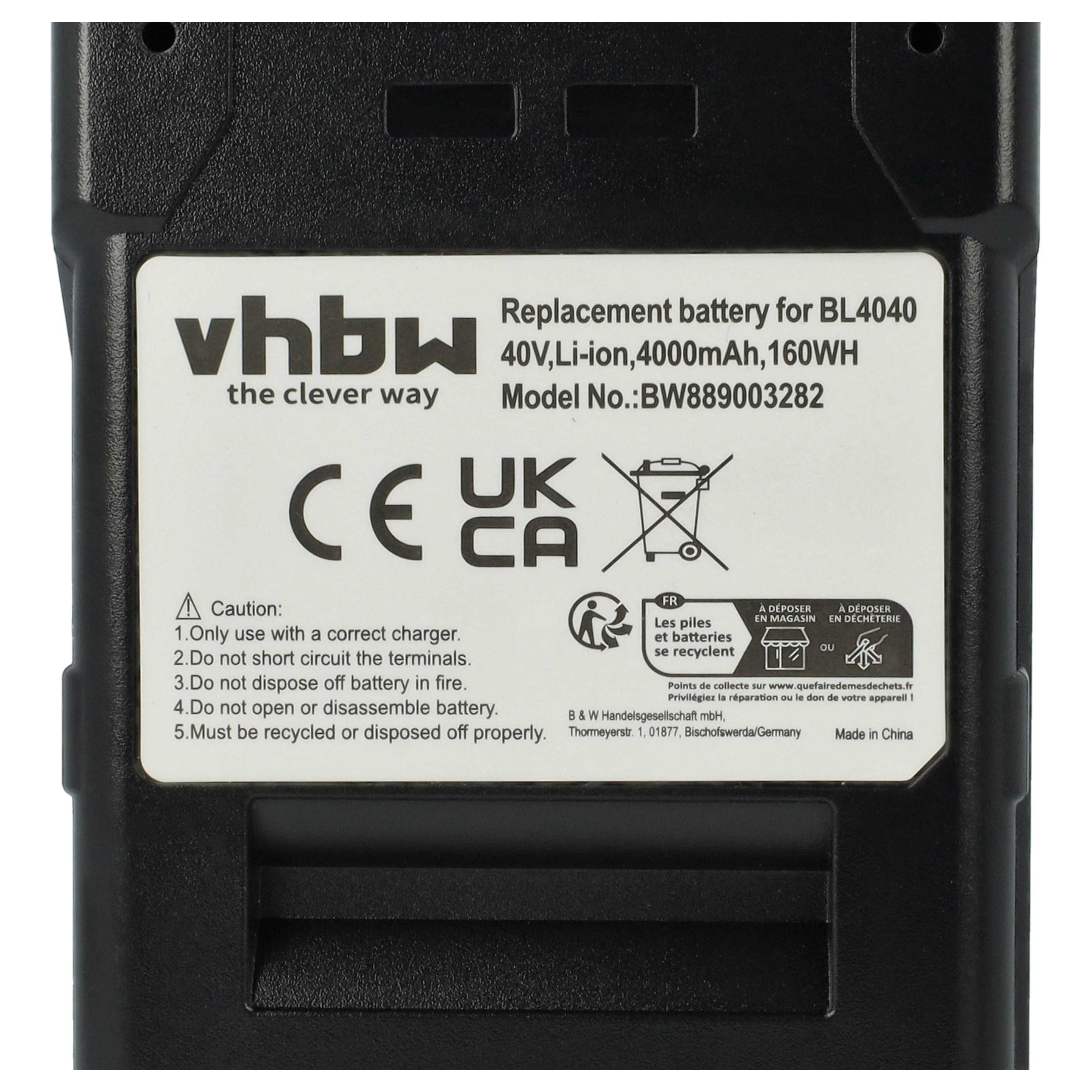 Ein schwarzer Akku mit weißem Text und Symbolen, einschließlich Warnhinweisen und Recyclinganweisungen. Er hat ein CE- und UKCA-Zeichen.
