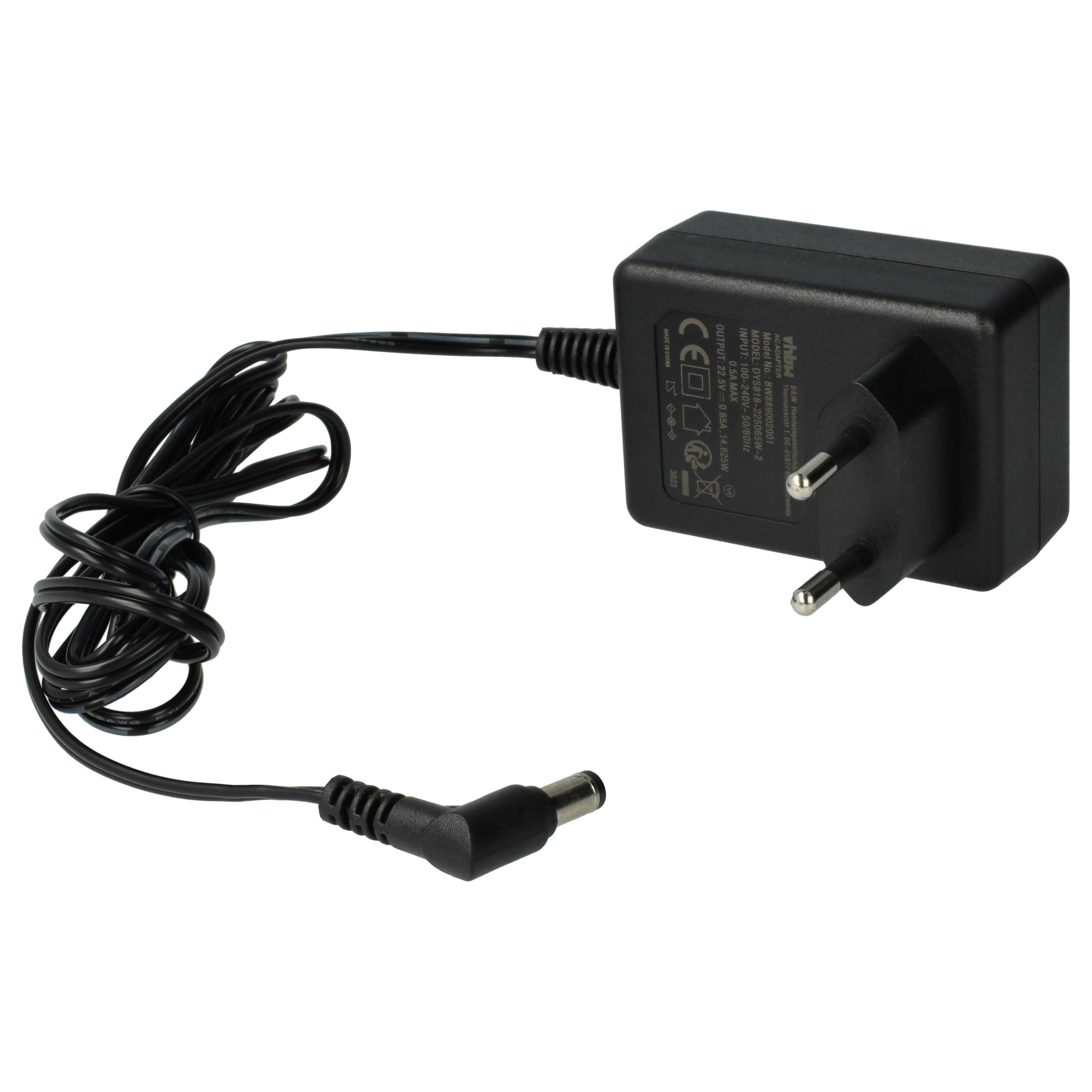 Ein schwarzes Netzteil mit schwarzem Kabel und Stecker liegt auf weißem Untergrund.