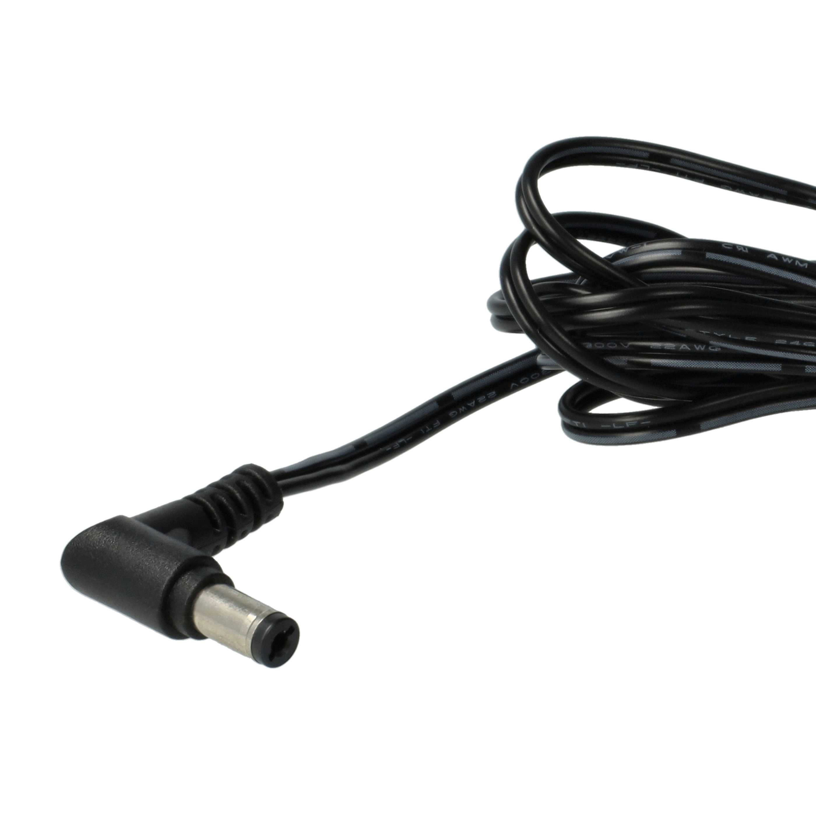 Ein schwarzes Netzteilkabel mit einem Stecker links. Das Kabel ist aufgerollt und vor weißem Hintergrund.