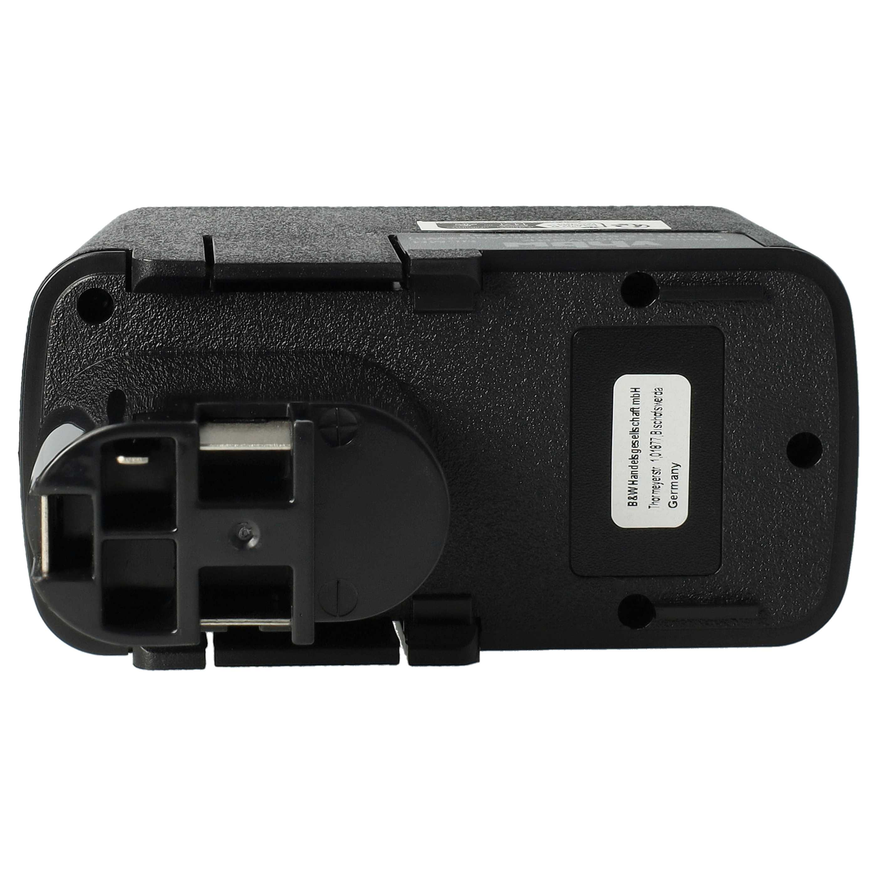 Ein schwarzes elektrisches Gerät mit Stecker und Etikett. Das Gerät hat eine strukturierte Oberfläche und abgerundete Kanten. Das Etikett hat Text.