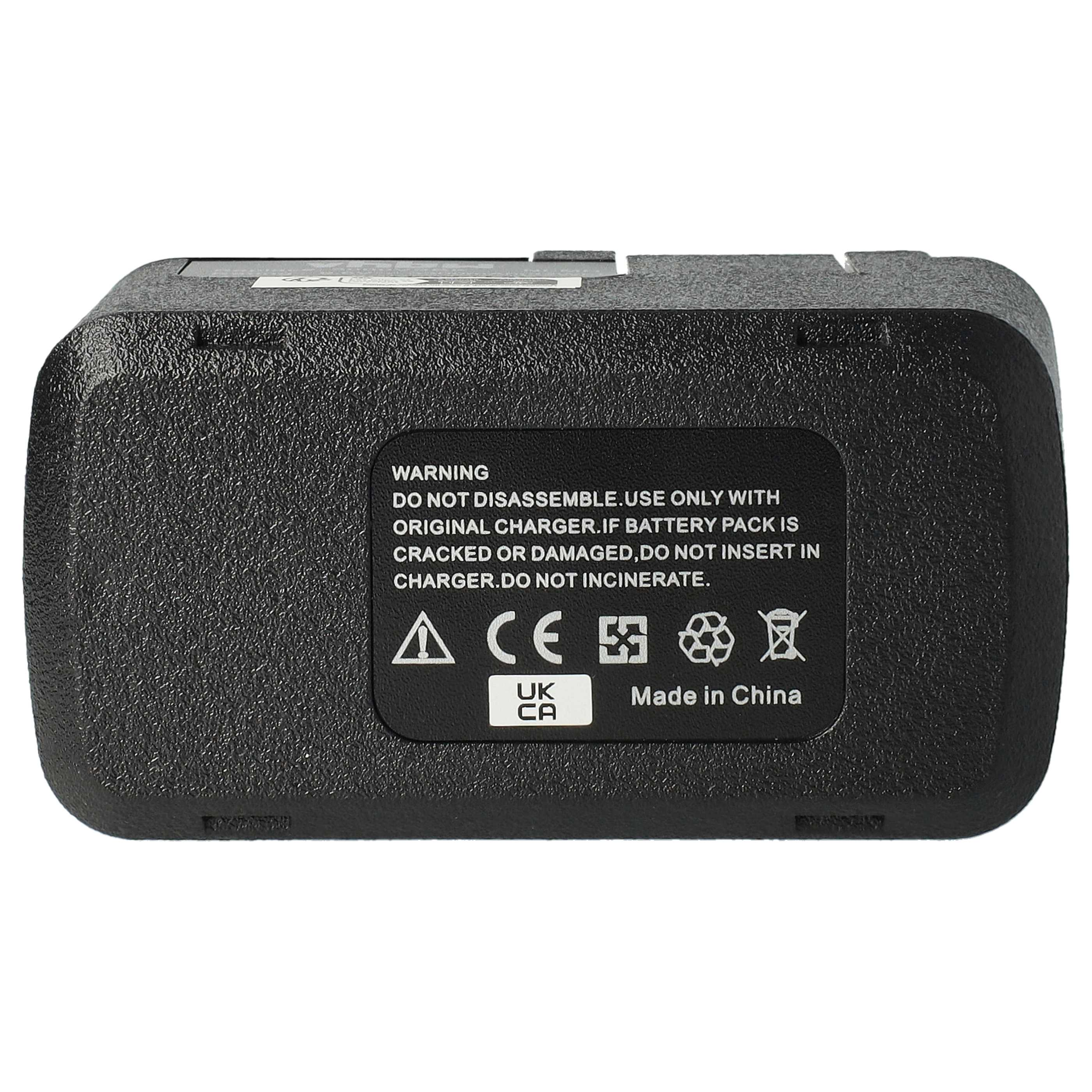 Schwarzer Akku mit Warnhinweis. Enthält Symbole und Text: CE, UK CA, Made in China. Strukturierte Oberfläche.