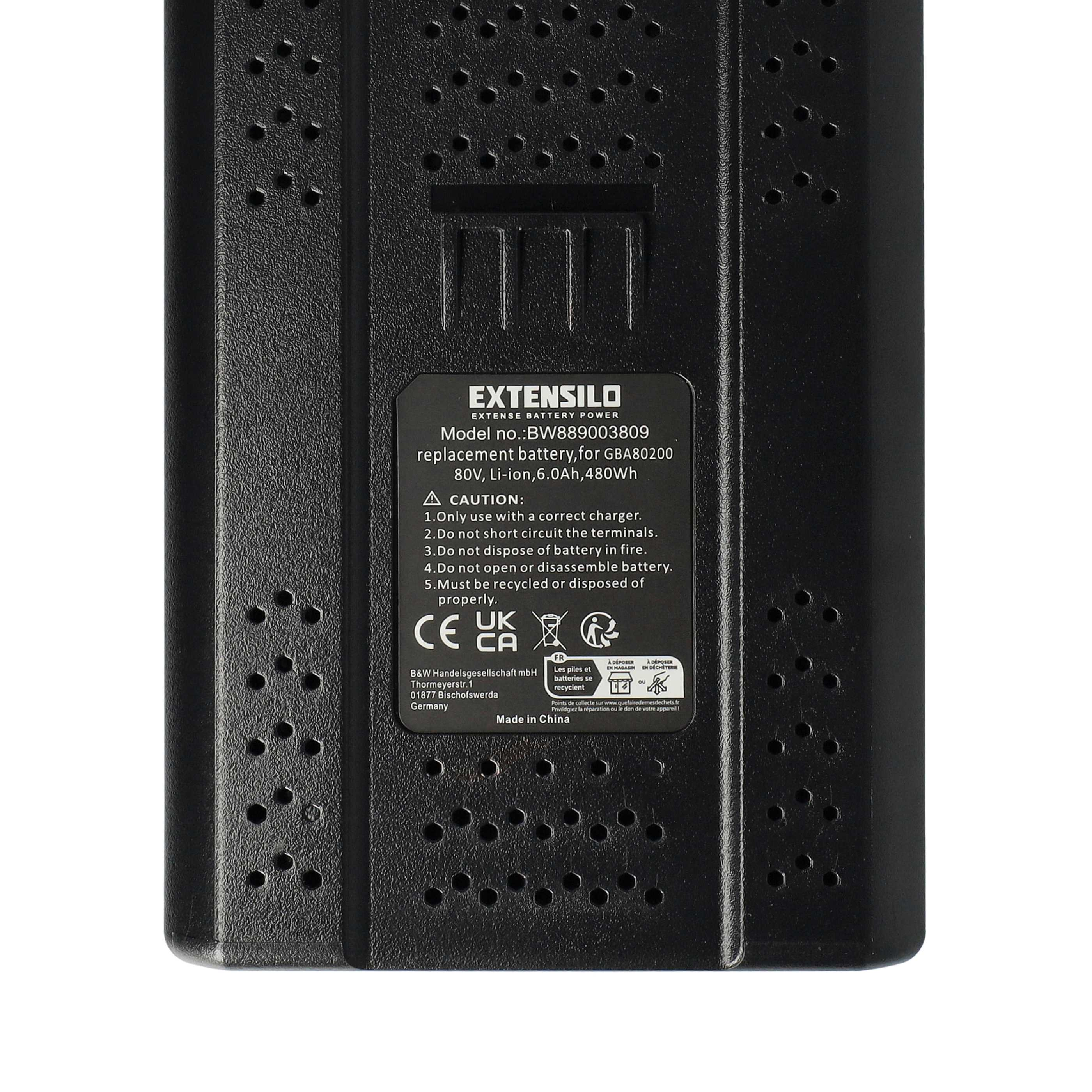 Ein schwarzes Batteriepack mit Textaufklebern. Der Text enthält Modell, Spannung und Warnhinweise.