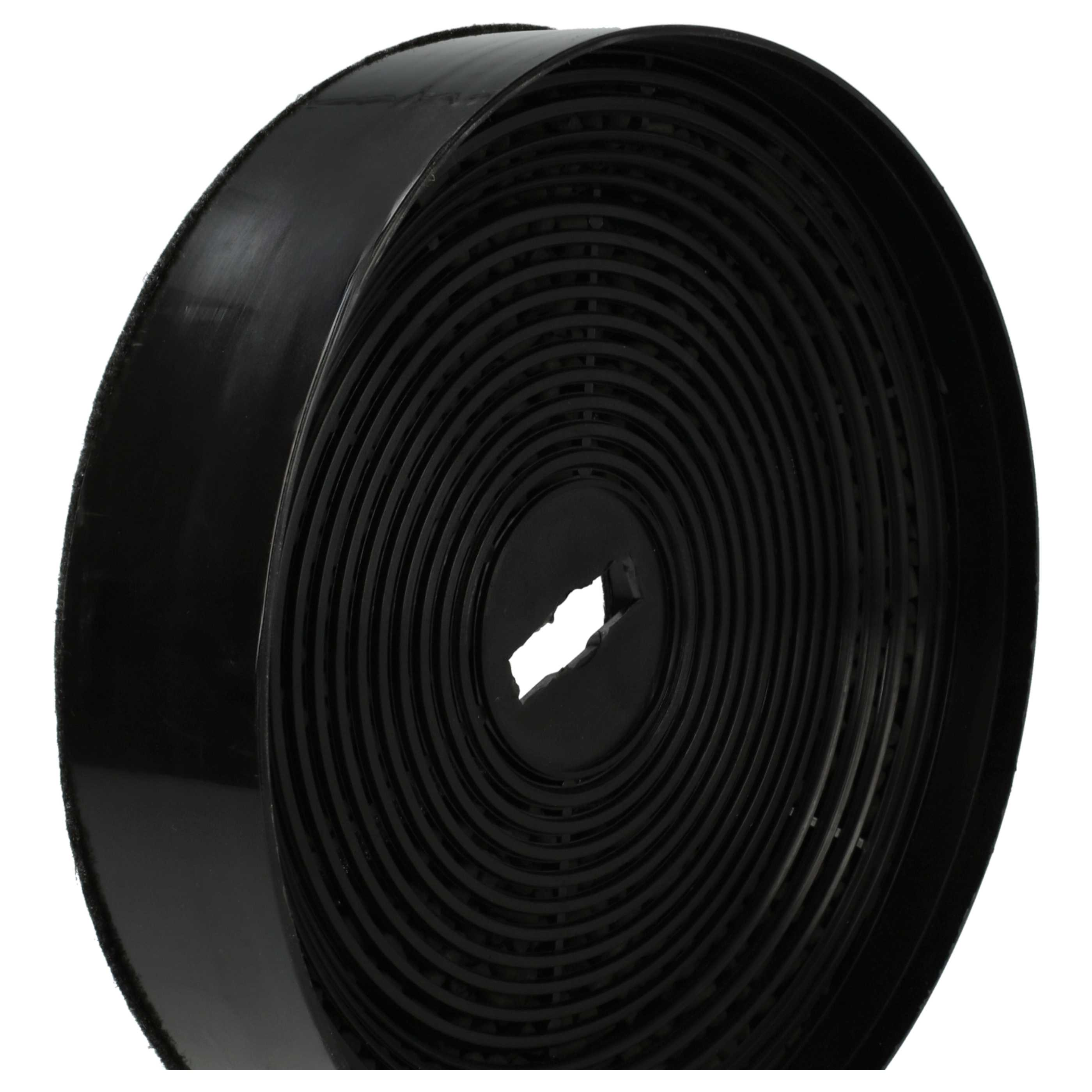 Schwarzer Aktivkohlefilter. Runde Form mit zentralem Loch. Der Filter hat viele konzentrische Ringe.