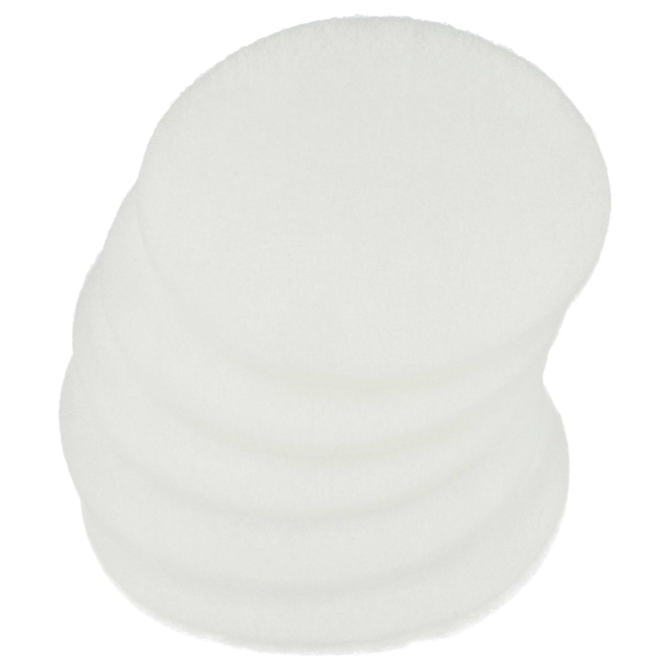 Ein Stapel weißer, kreisförmiger Wattepads. Sie sind flauschig und weich, vor weißem Hintergrund.