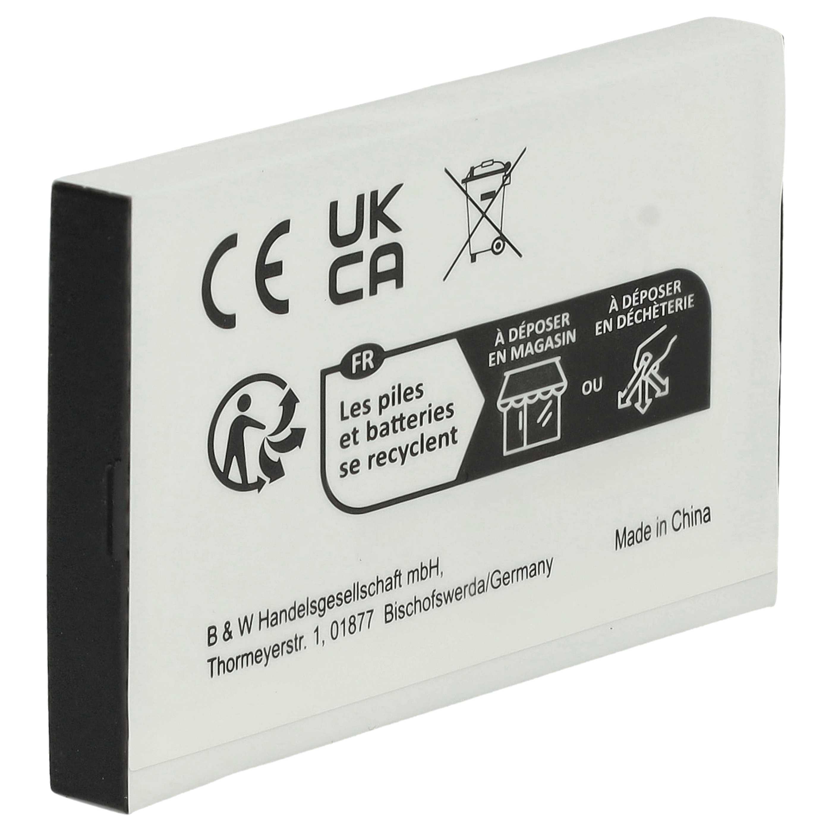 Ein weißes Batteriepack mit schwarzen Kanten. Es hat Recyclingsymbole und Text in mehreren Sprachen, einschließlich 'Made in China'.