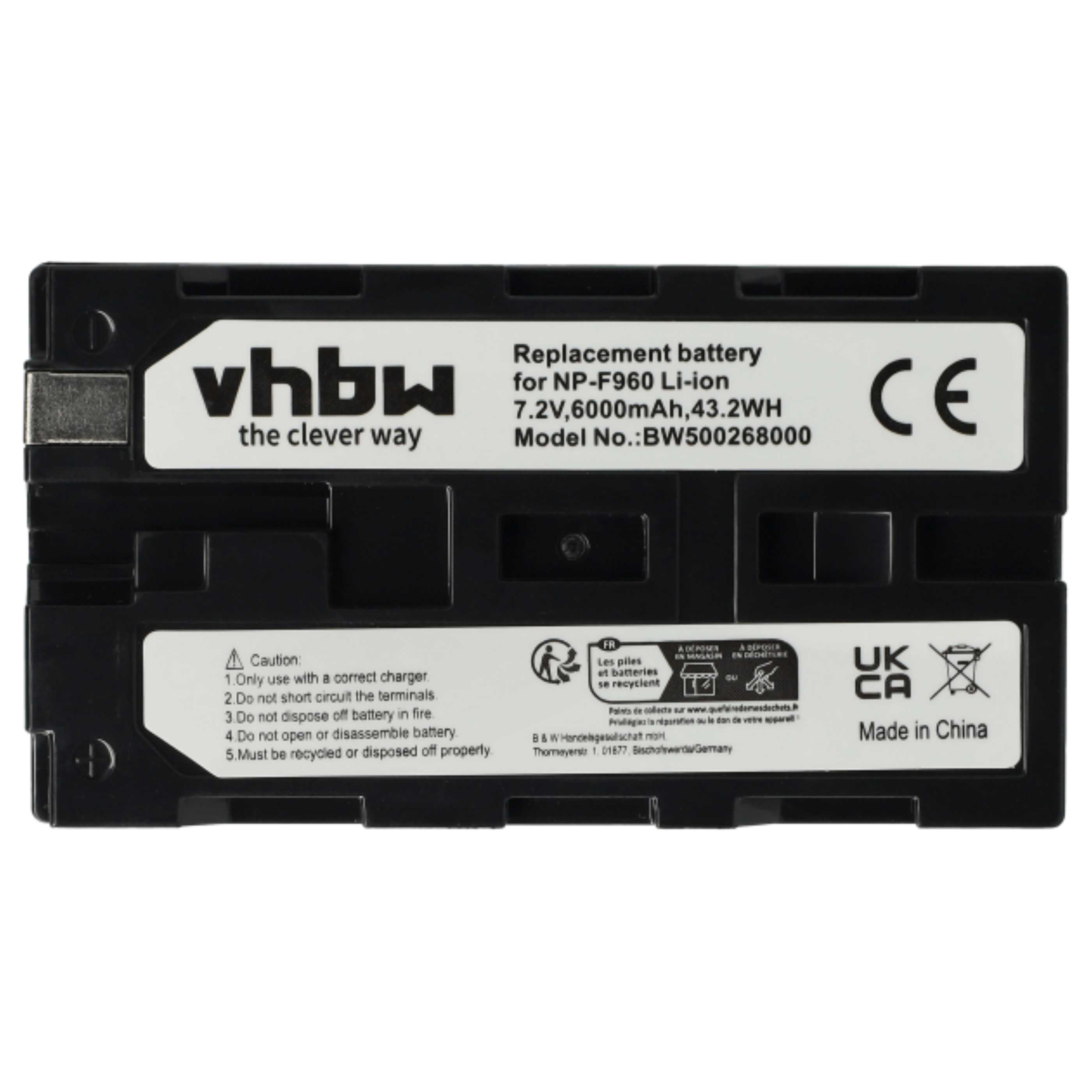 Schwarzer vhbw NP-F960 Li-Ionen-Akku mit Etiketten und Recycling-Symbolen auf weißem Hintergrund.