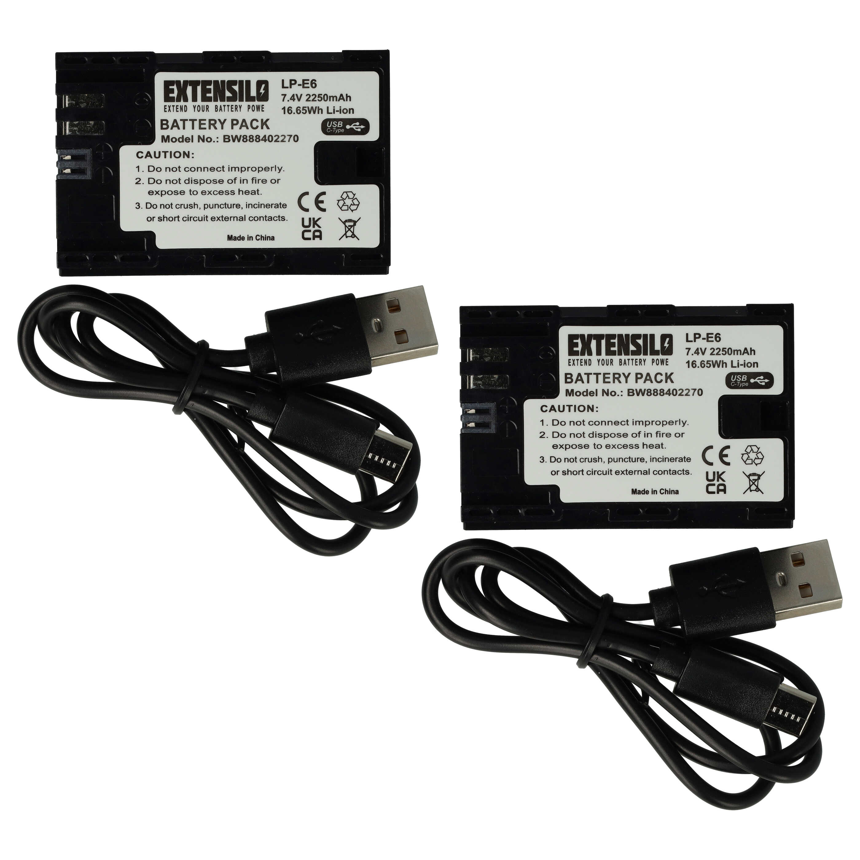 Zwei schwarze Akkus mit USB-Kabeln. Jedes Paket hat Warnhinweise und Produktinformationen. Weißer Hintergrund.