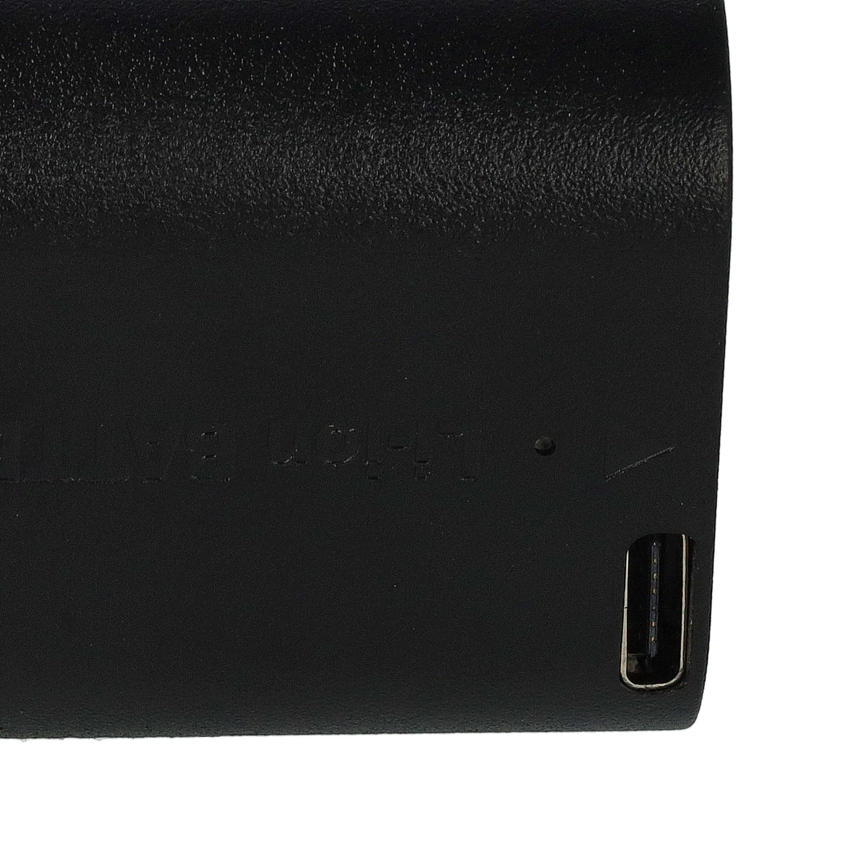 Nahaufnahme eines schwarzen rechteckigen Objekts mit einem USB-Anschluss und der Aufschrift 'Li-ion BATTERY'.
