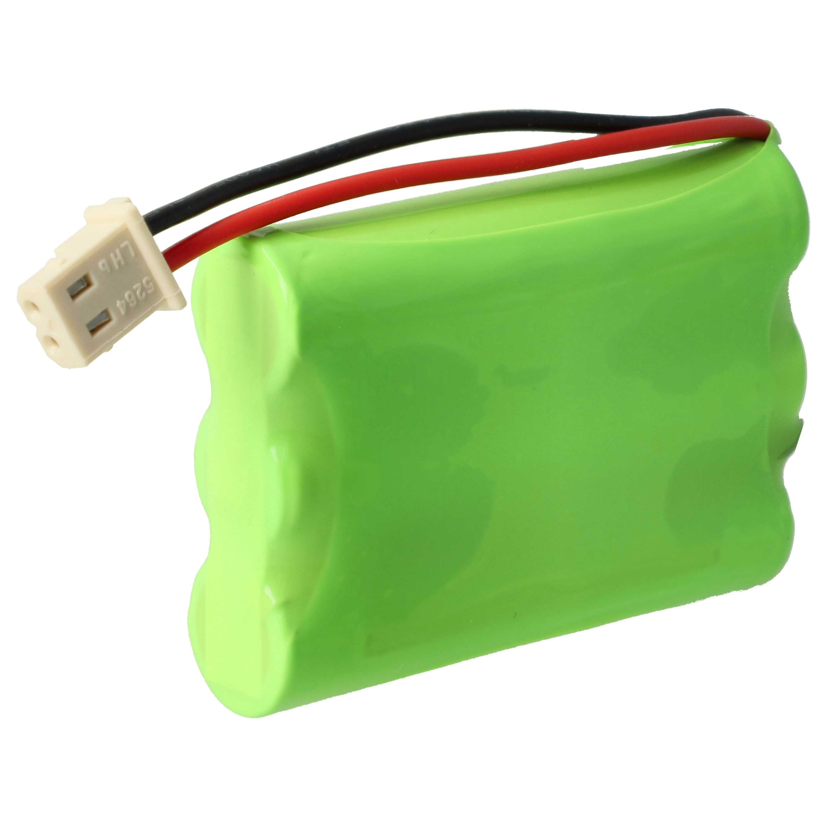 Ein grüner Akku mit schwarzen und roten Drähten, die mit einem weißen Stecker verbunden sind. Der Hintergrund ist weiß.