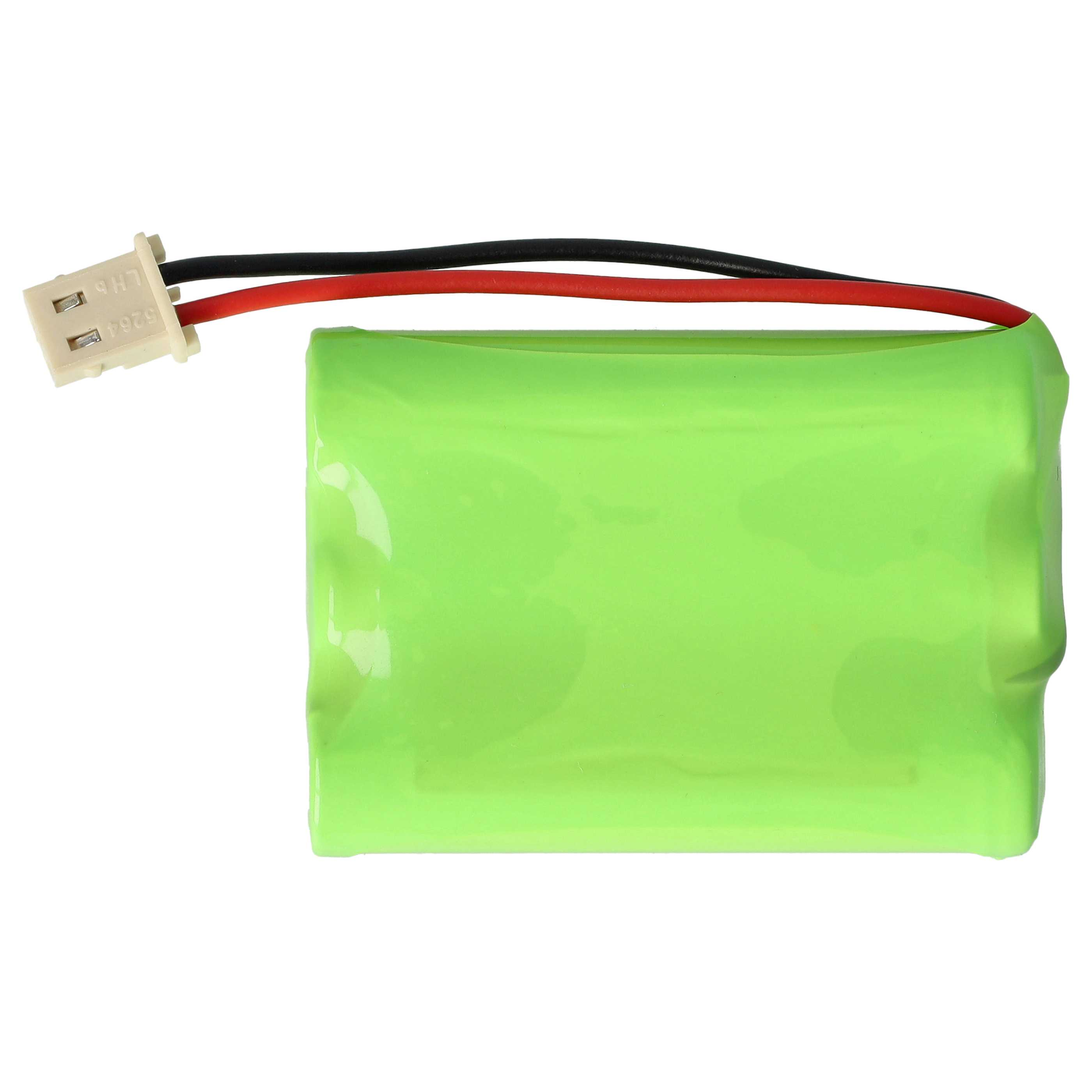 Eine grüne Batterie mit schwarzen und roten Drähten und einem weißen Stecker auf weißem Hintergrund.