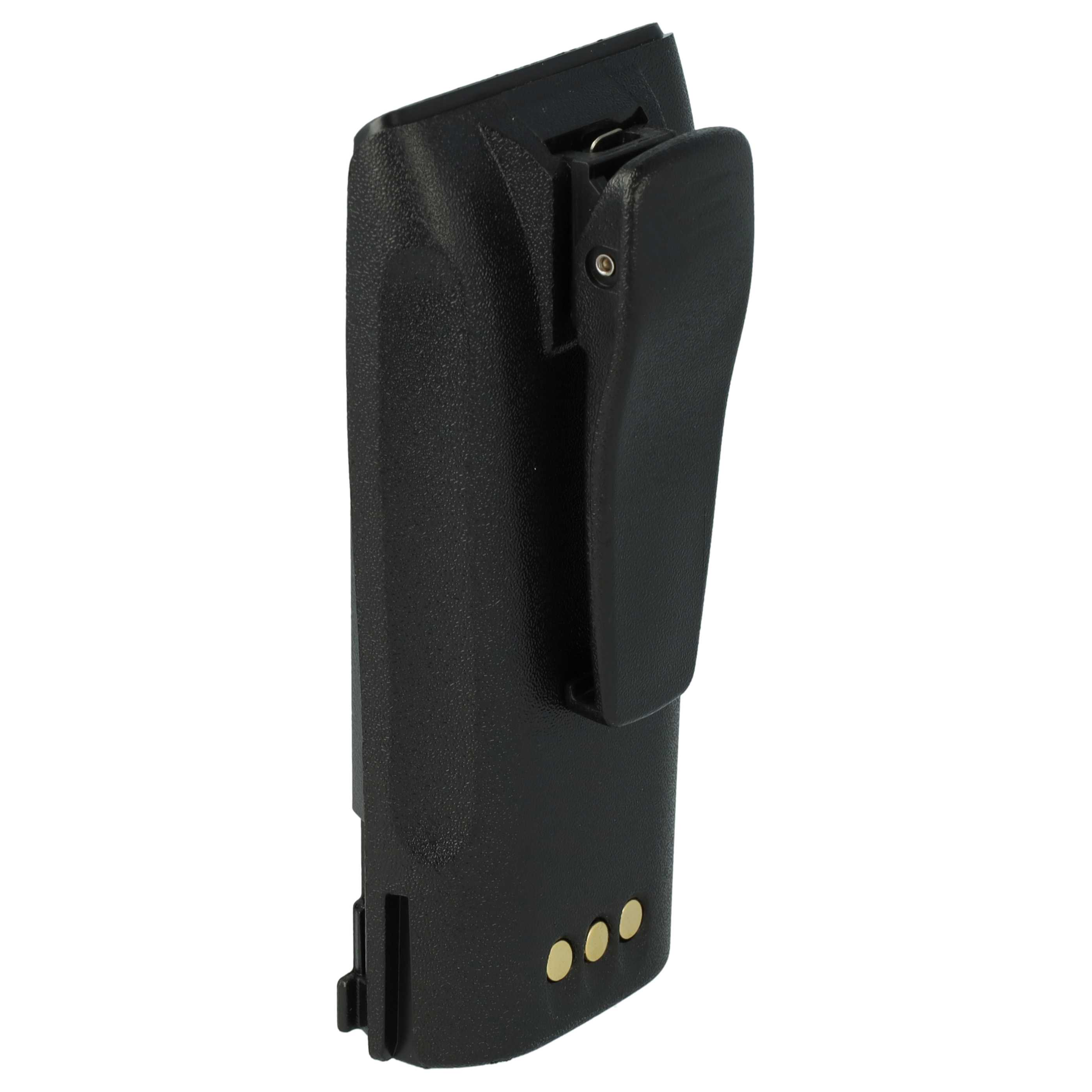 Schwarzer Funkgeräteakku mit Gürtelclip. Am Boden sind drei goldfarbene Ladekontakte sichtbar.