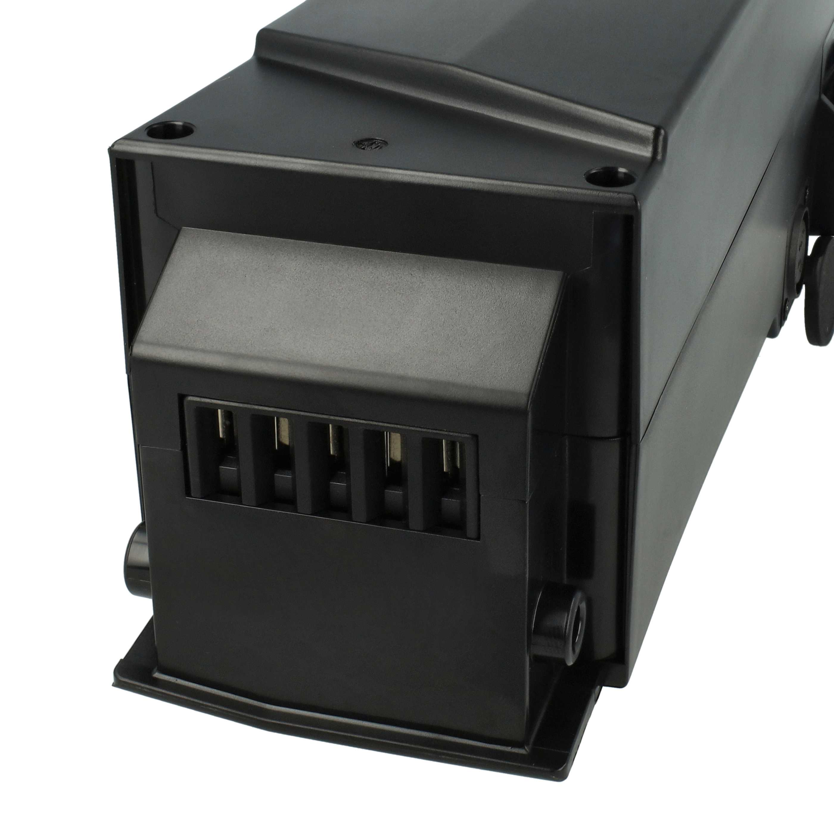 Eine schwarze elektronische Komponente mit Lüftungsschlitzen und Anschlussbuchsen, vor weißem Hintergrund.