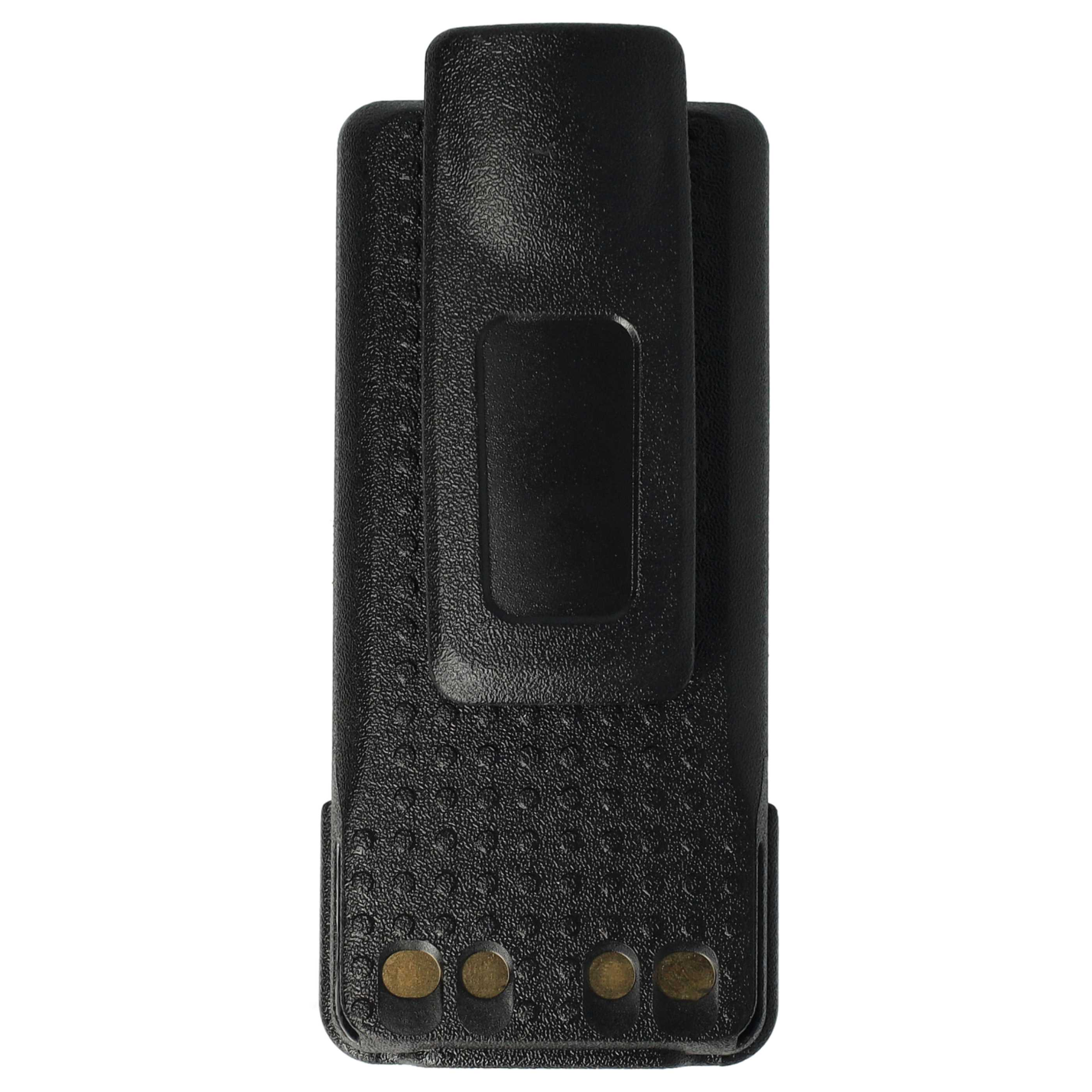 Ein schwarzes Funkbatteriepack, strukturierte Oberfläche, mit Gürtelclip. Vier goldfarbene Kontaktpunkte unten.