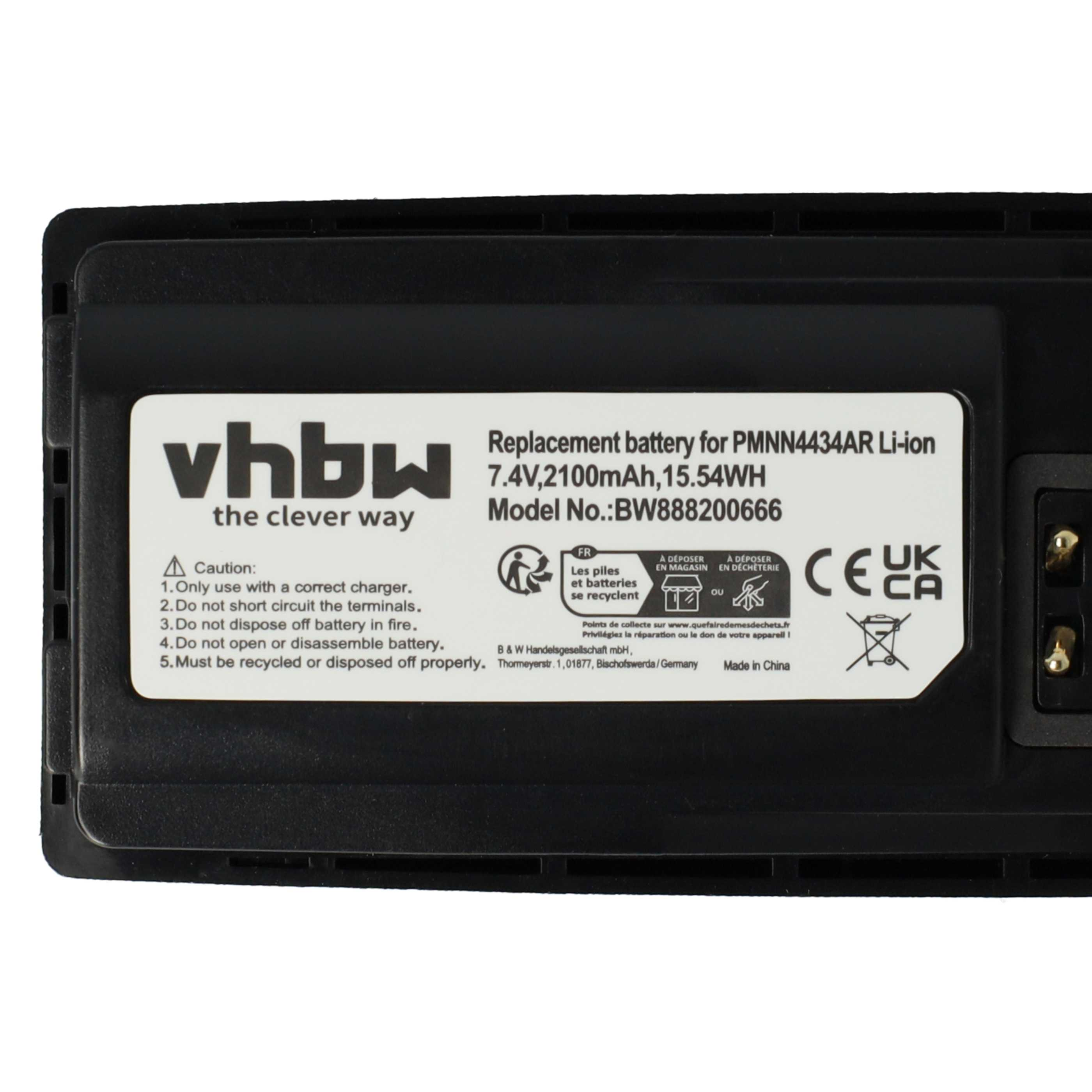 Schwarzes Batteriepack mit weißem Text: Modellinfo, Warnhinweise, Recyclingsymbole und Zertifizierungszeichen. Der Hintergrund ist weiß.