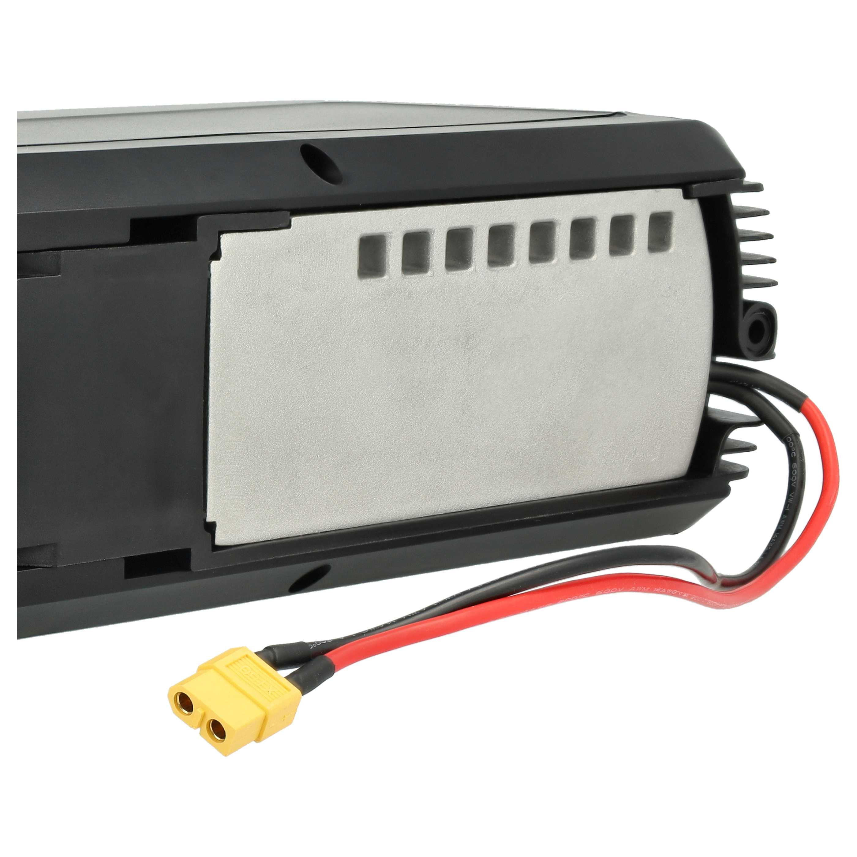 Ein schwarzes und silbernes elektronisches Gerät. Rote und schwarze Drähte und ein gelber Stecker sind sichtbar.