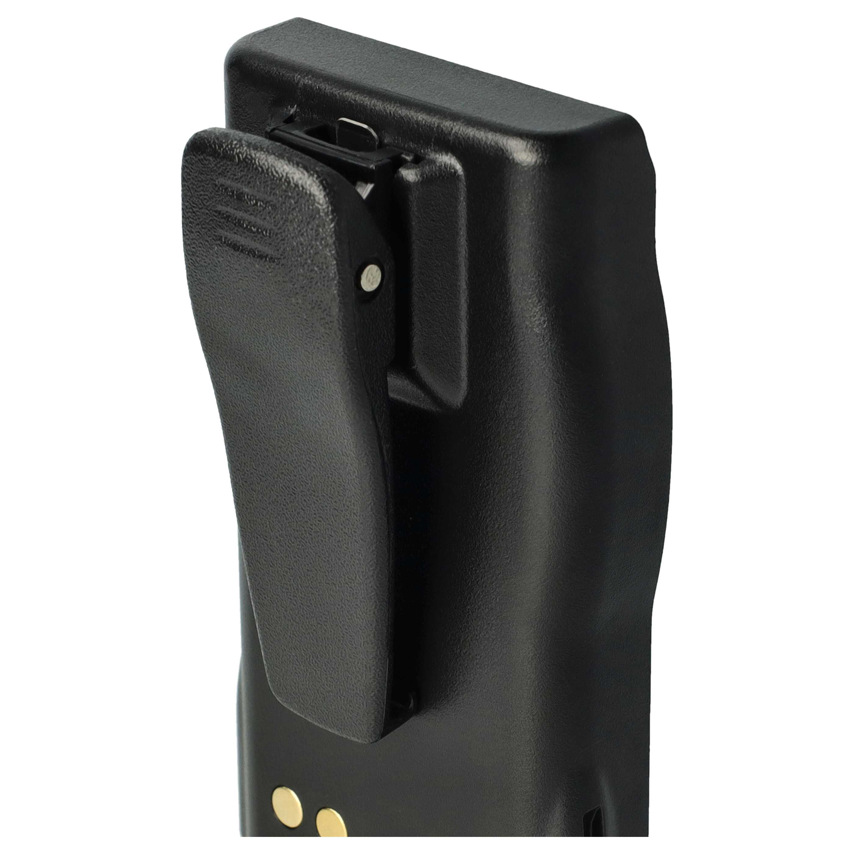Ein schwarzes Plastikgerät mit Gürtelclip wird vor weißem Hintergrund gezeigt. Zwei goldfarbene Nieten sind sichtbar.
