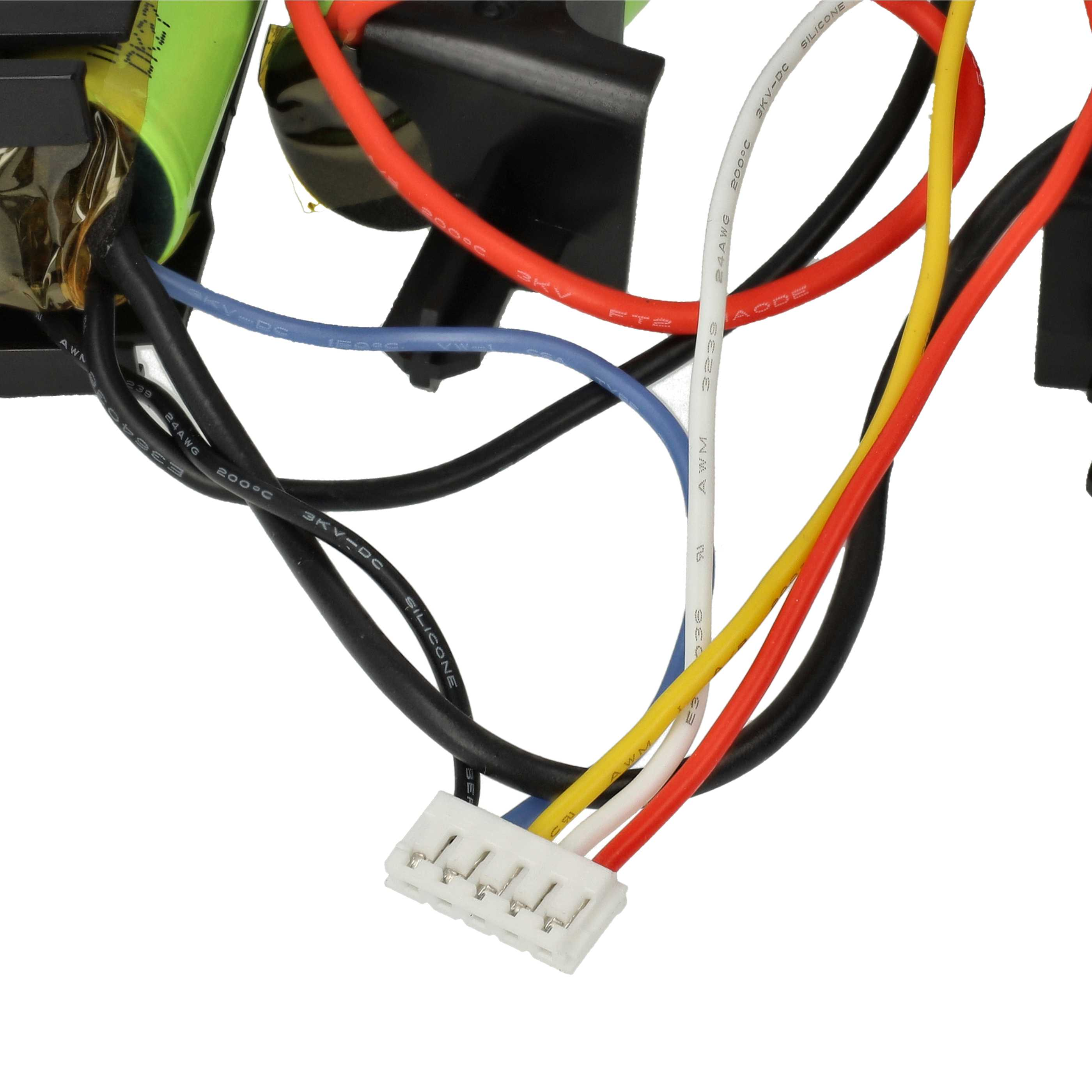Nahaufnahme zeigt bunte Drähte, die mit einem weißen Stecker verbunden sind. Drähte sind rot, gelb, weiß, schwarz und blau. Grüne Batterie im Hintergrund.