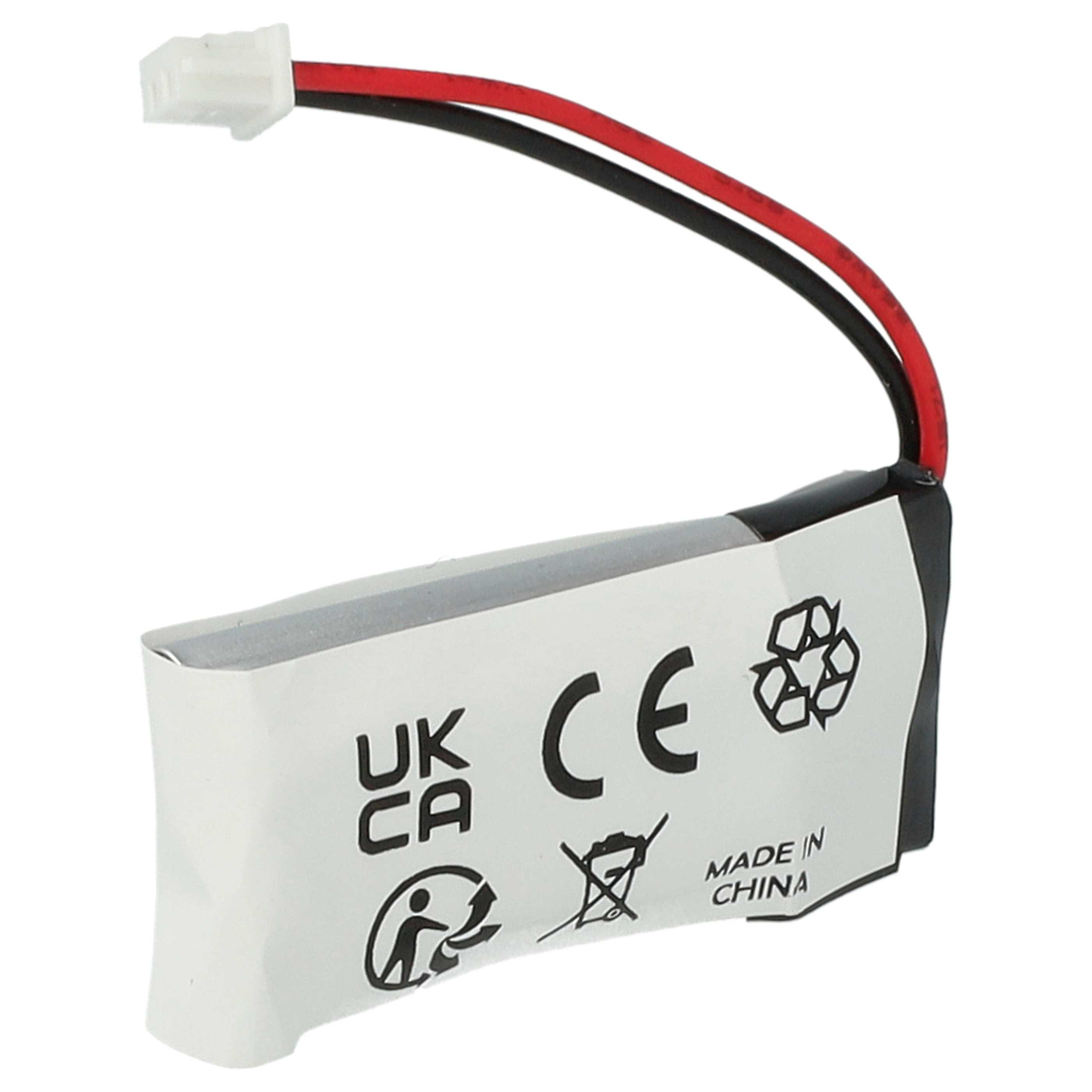 Ein Akku mit weißem Etikett, schwarzen und roten Drähten und einem weißen Stecker. Er hat eine CE-Kennzeichnung und sagt 'Made in China'.