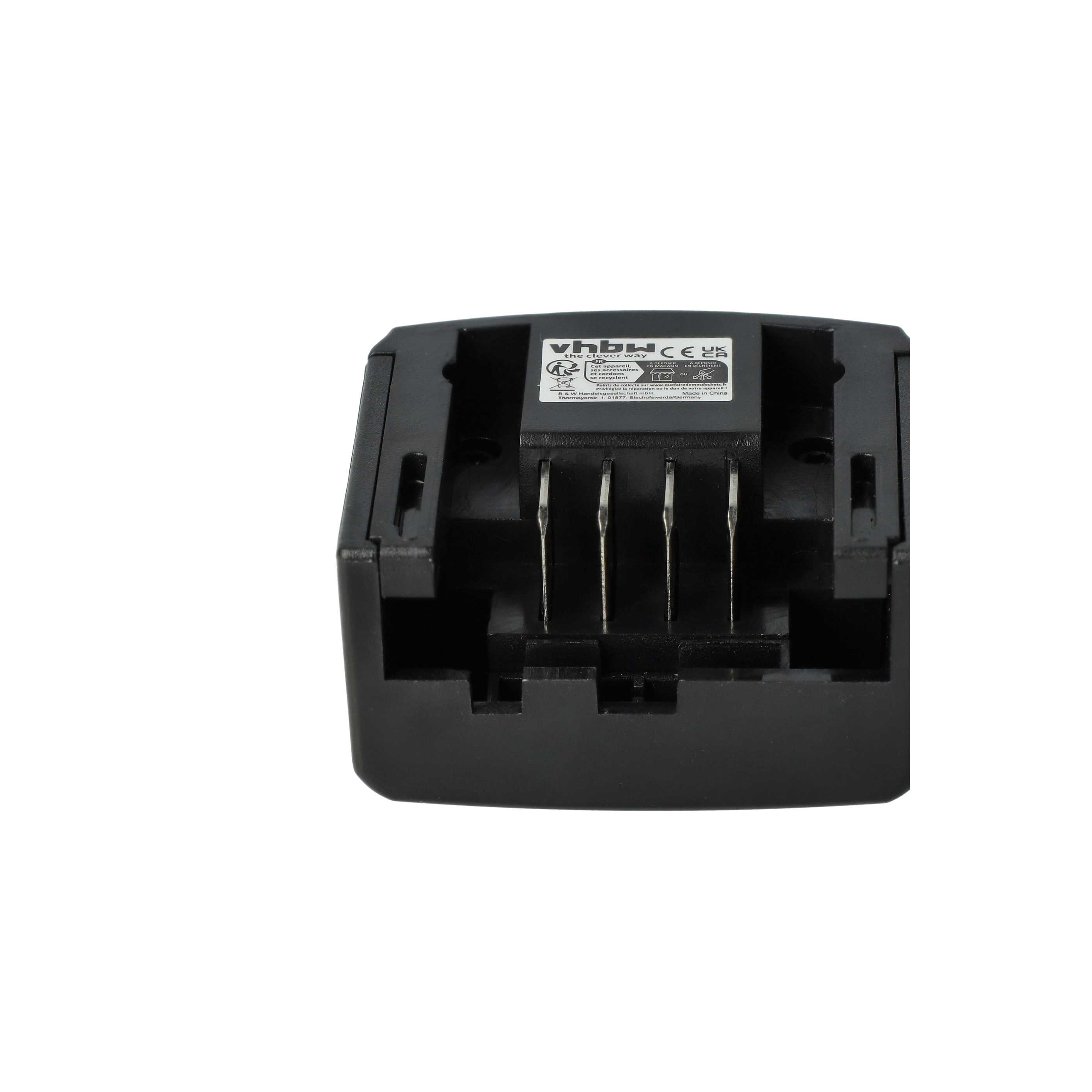 Schwarzes Batterieladegerät mit Metallkontakten. Das Gerät hat ein Etikett mit Text und Logos, es ist vor weißem Hintergrund.